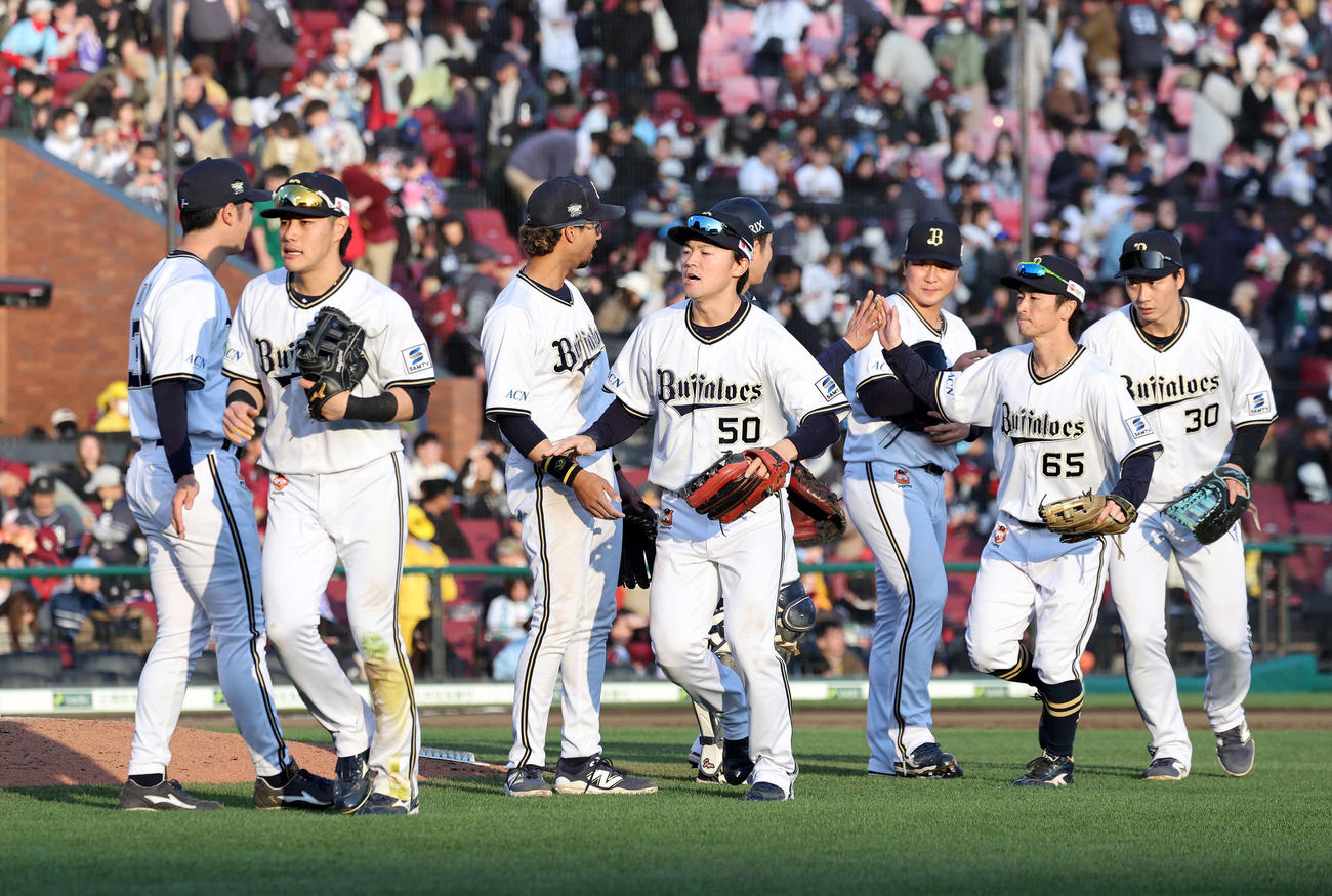 楽天対オリックス　勝利しマウンドに集まるオリックスの選手たち（撮影・鈴木正人）　