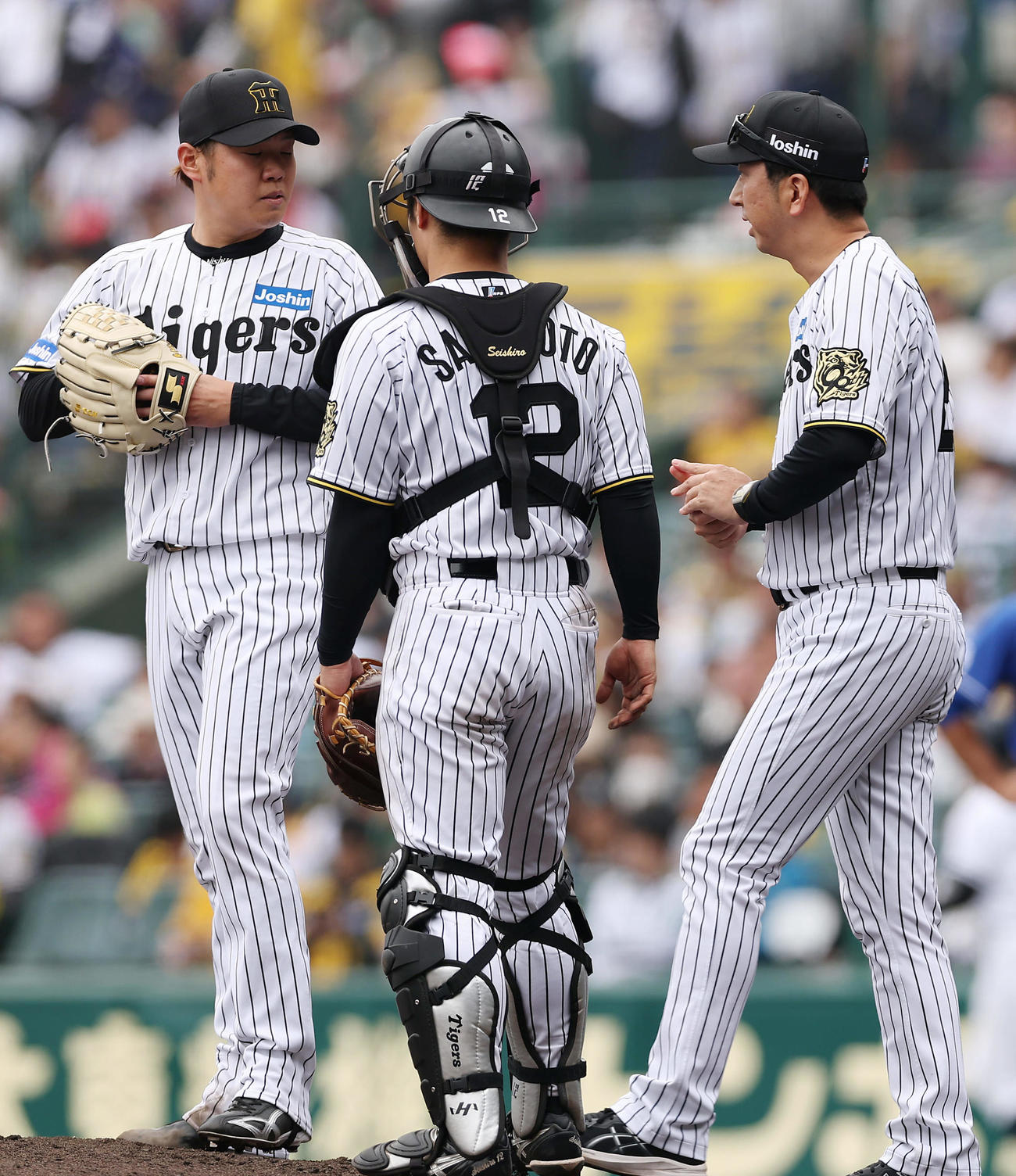 阪神対中日　5回表中日2死一塁、西勇（左）に降板を告げた藤川監督（右）（撮影・前田充）