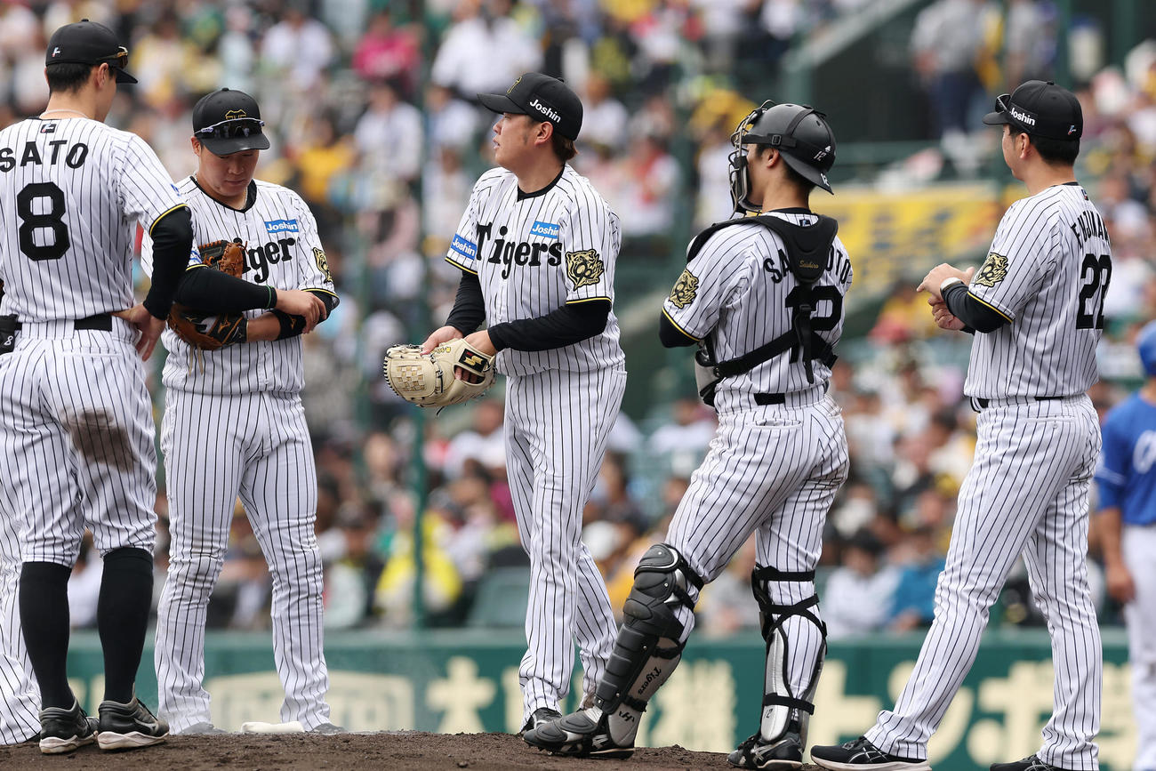 阪神対中日　5回表中日2死一塁、降板となる西勇（中央）。右端は藤川監督（撮影・前田充）