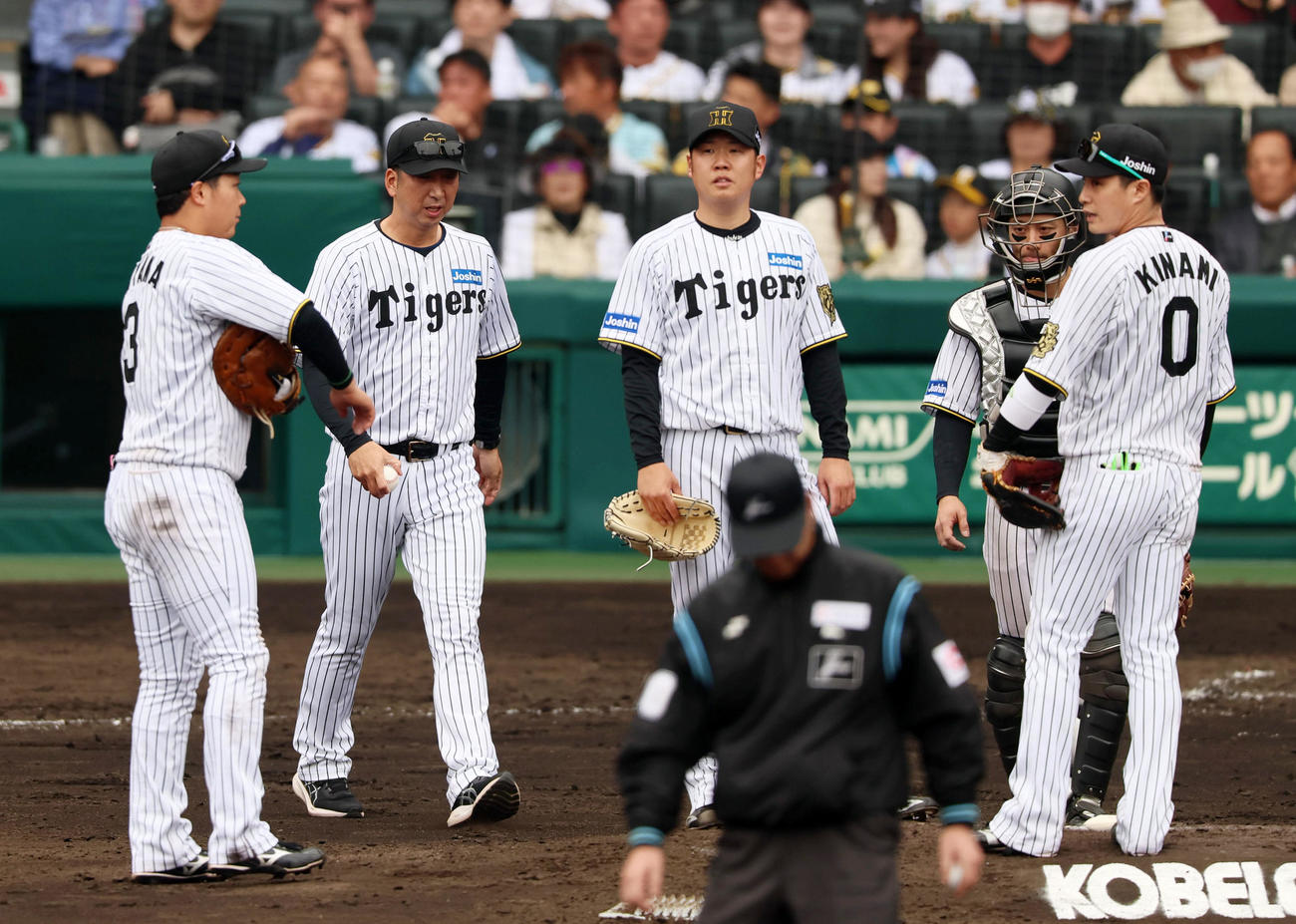阪神対中日　5回表中日2死一塁、西勇に降板を告げる藤川監督（左から2人目）とマウンドに集まるナイン（撮影・加藤哉）
