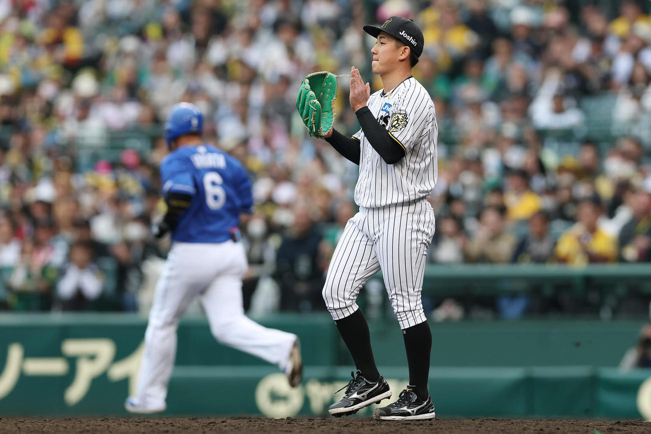 阪神対中日　7回表中日2死一、二塁、代打中田（左）を遊ゴロに仕留めた伊原（撮影・前田充）