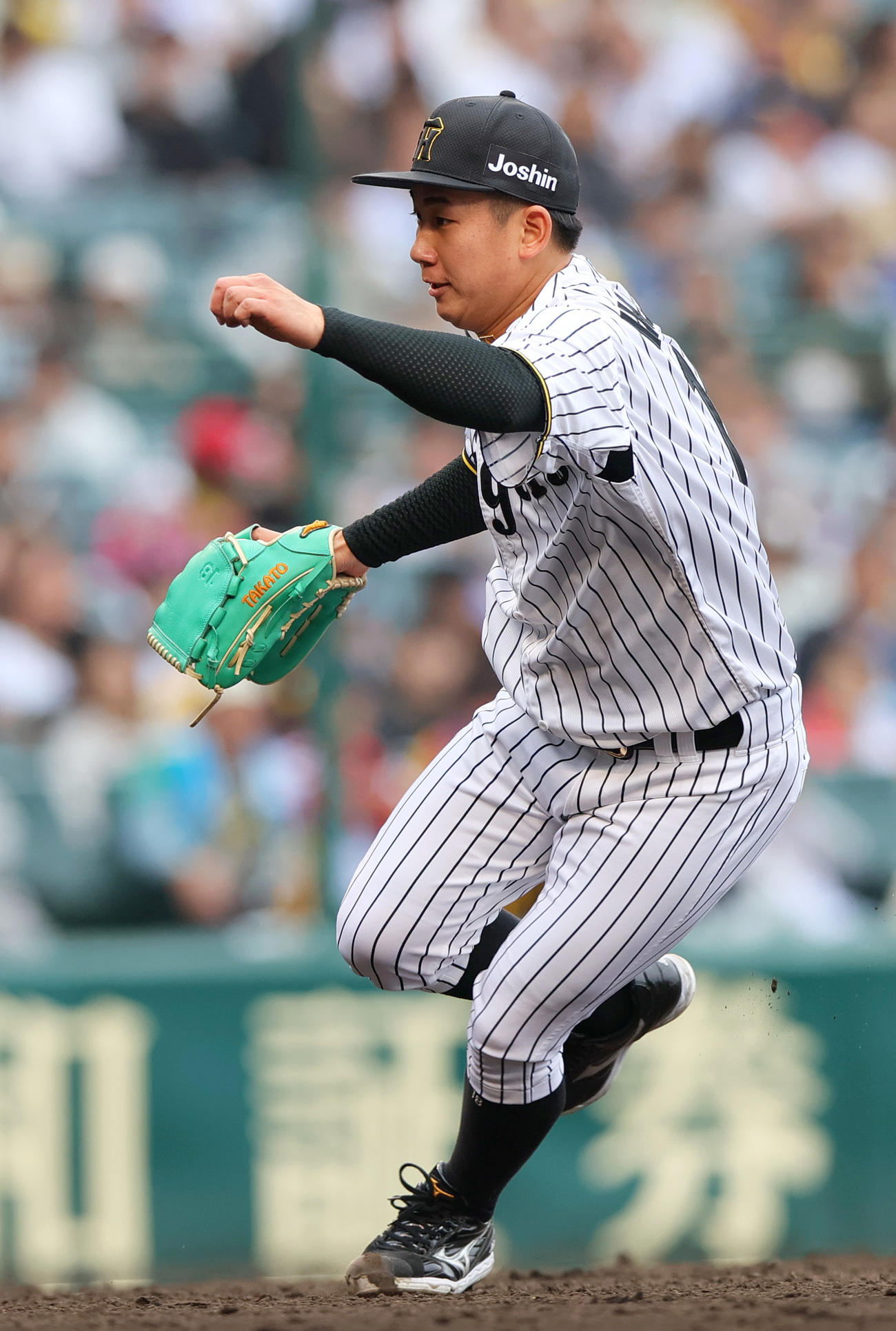 阪神対中日　7回表中日無死一塁、伊原陵人は板山のバントに駆け出す（撮影・上山淳一）