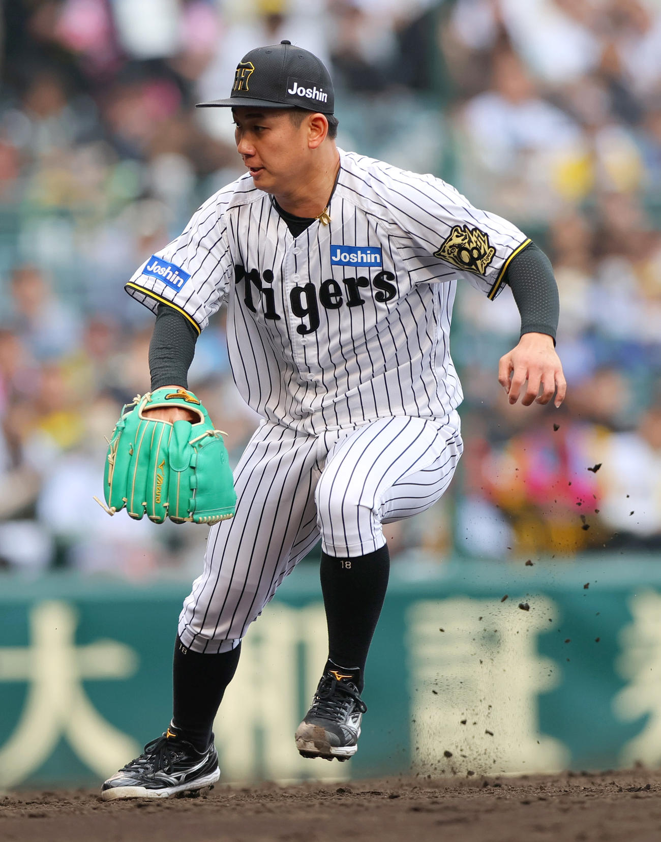 阪神対中日　7回表中日無死一塁、伊原陵人は板山のバントに駆け出す（撮影・上山淳一）