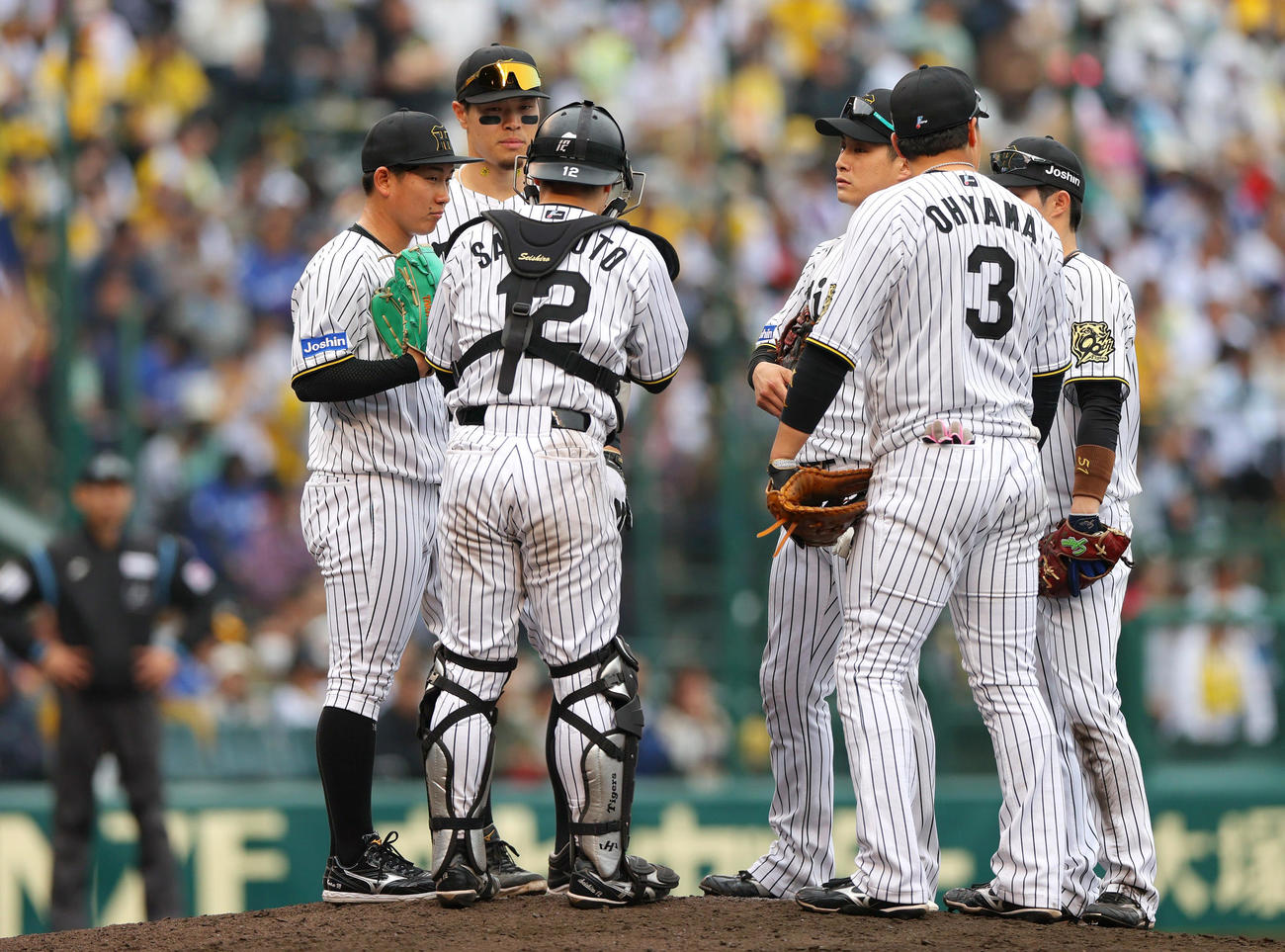 阪神対中日　7回表中日1死二塁、伊原（左）のもとに集まる阪神内野陣（撮影・上山淳一）