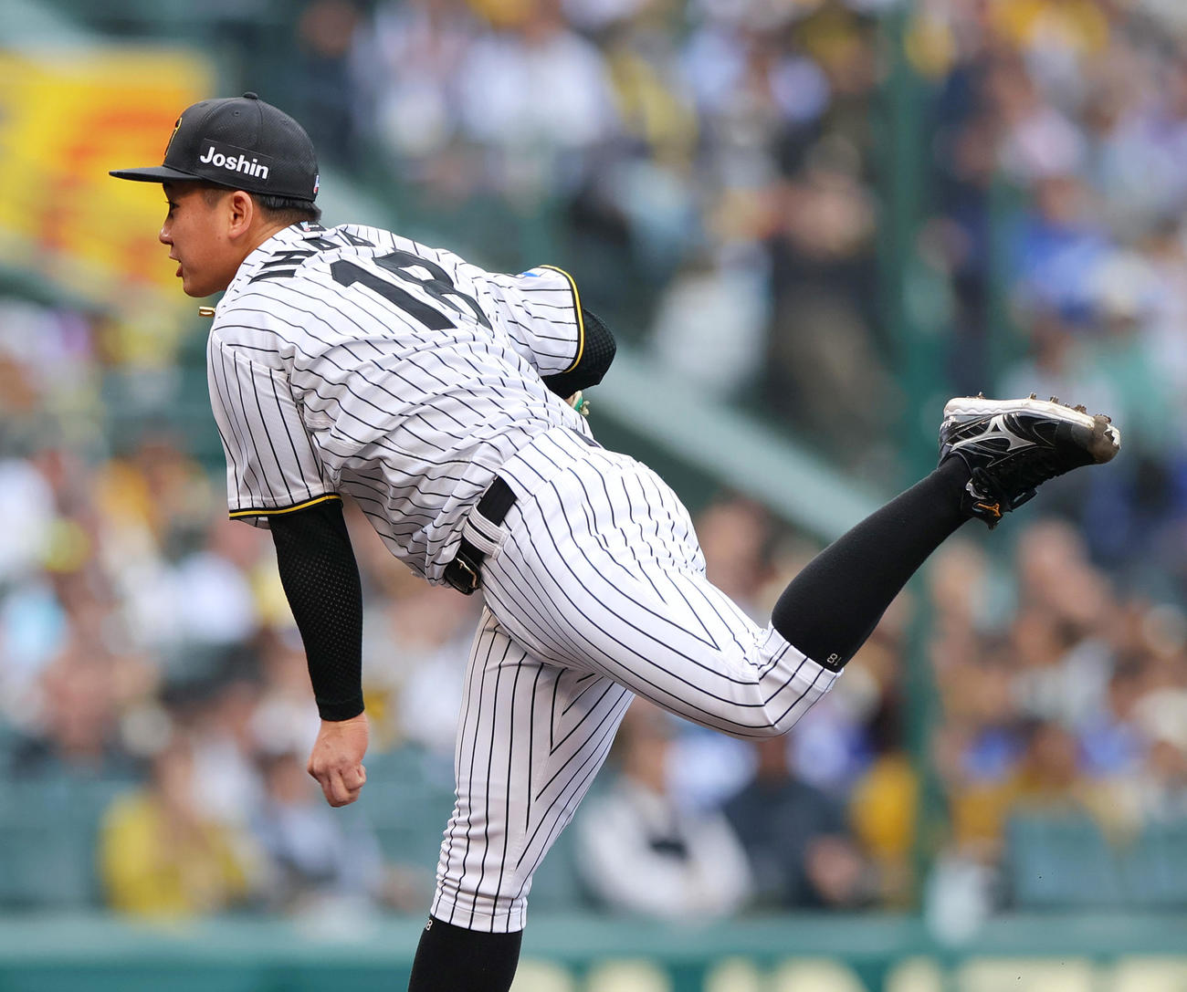 阪神対中日　7回表中日2死一、二塁、力投する伊原（撮影・上山淳一）