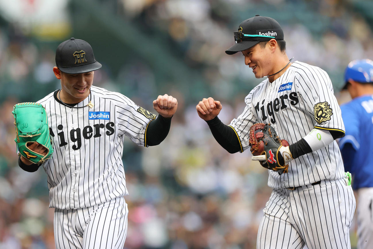 阪神対中日　7回表中日2死一、二塁、伊原（左）は代打中田を遊ゴロに仕留め遊撃手木浪とグータッチする（撮影・上山淳一）