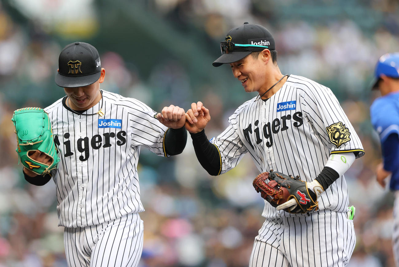 阪神対中日　7回表中日2死一、二塁、伊原（左）は代打中田を遊ゴロに仕留め遊撃手木浪とグータッチする（撮影・上山淳一）