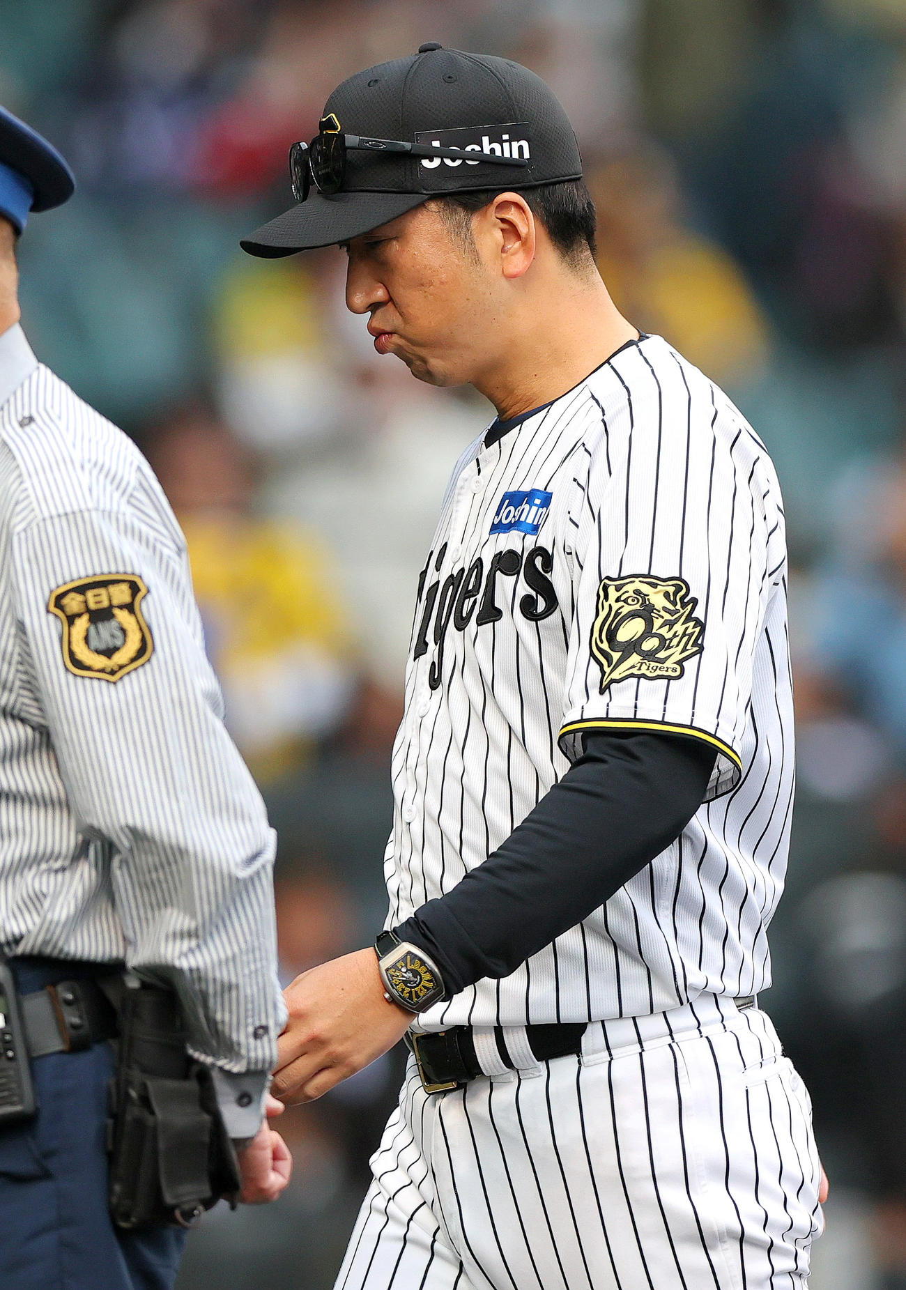 阪神対中日　中日に敗れ引き揚げる阪神藤川監督（撮影・上山淳一）