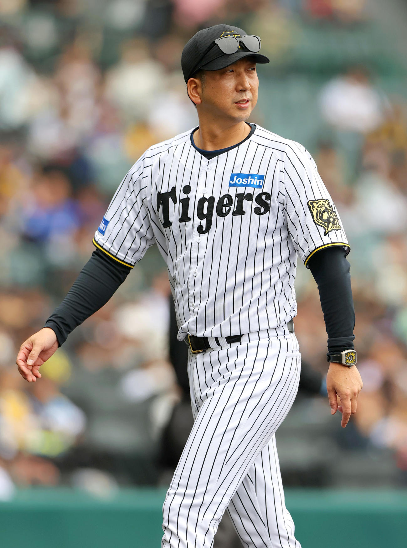 阪神対中日　5回表中日2死一塁、藤川監督は西勇から漆原にマウンドを託しベンチへ引き上げる（撮影・上山淳一）