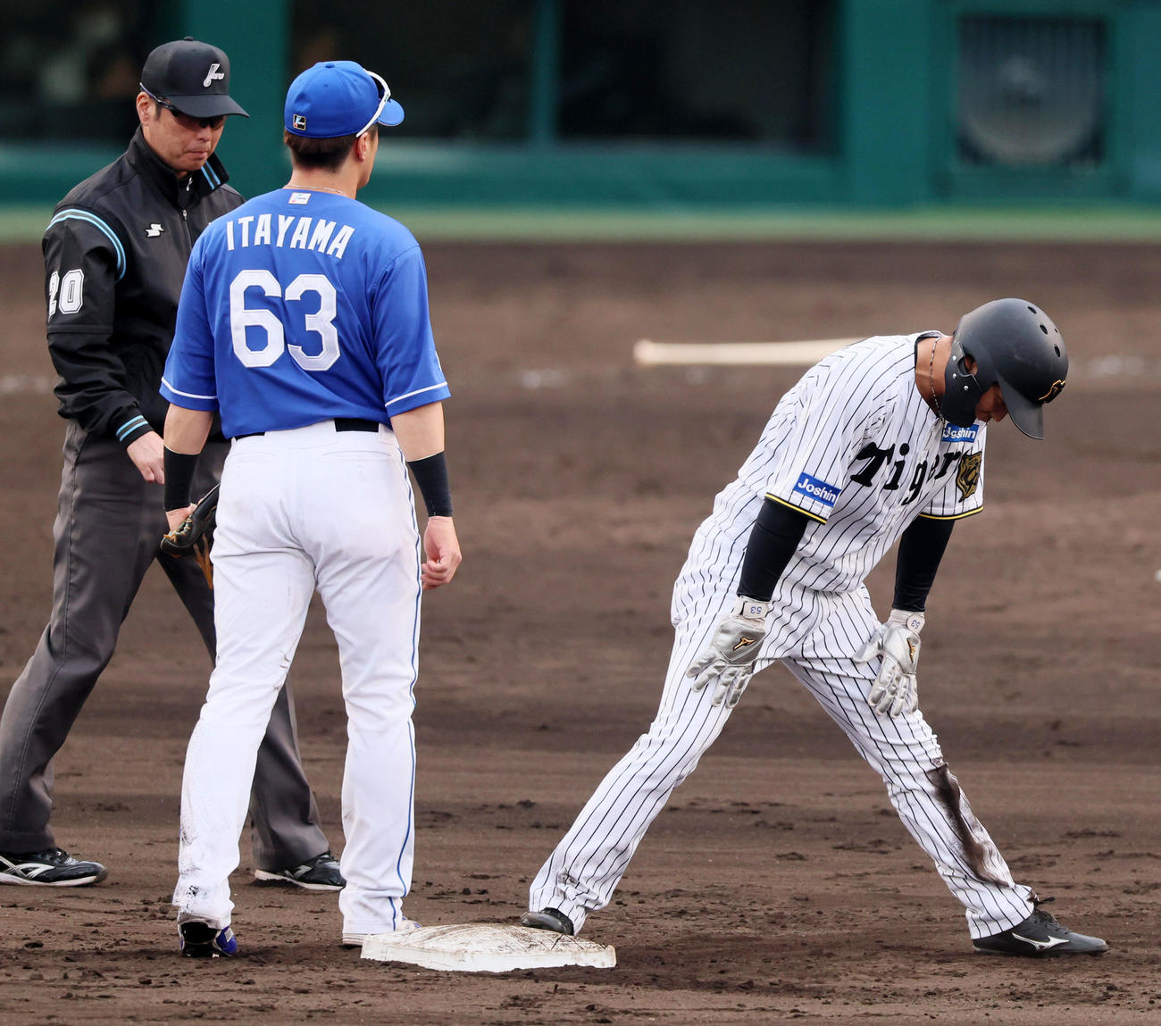 阪神対中日　9回裏阪神1死二、三塁、二塁走者代走島田は木浪の遊ゴロで走塁死。野手板山（撮影・加藤哉）