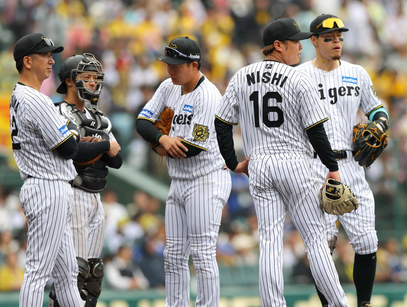 阪神対中日　5回表中日2死一塁、藤川監督（左）はマウンドに向かい西勇（右から2人目）に交代を告げる（撮影・上山淳一）