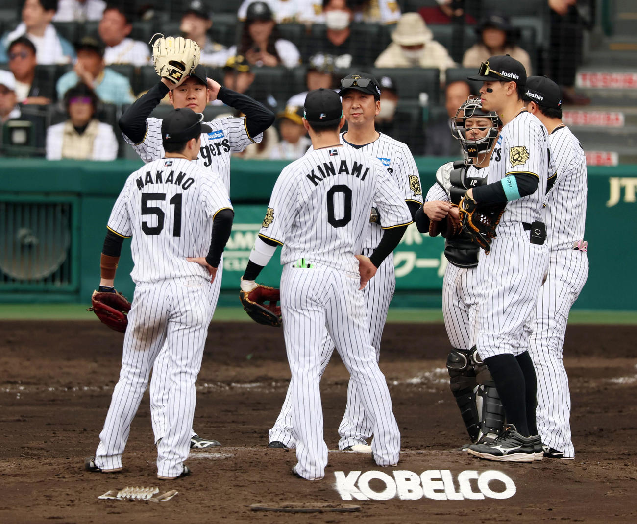 阪神対中日　5回表中日2死一塁、西勇に降板を告げる藤川監督（中央）とマウンドに集まるナイン（撮影・加藤哉）
