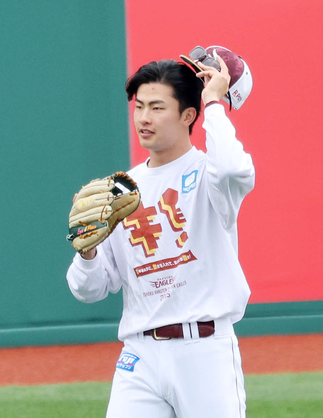 楽天対オリックス　キャッチボールを終え引き揚げる楽天古謝（撮影・鈴木正人）　