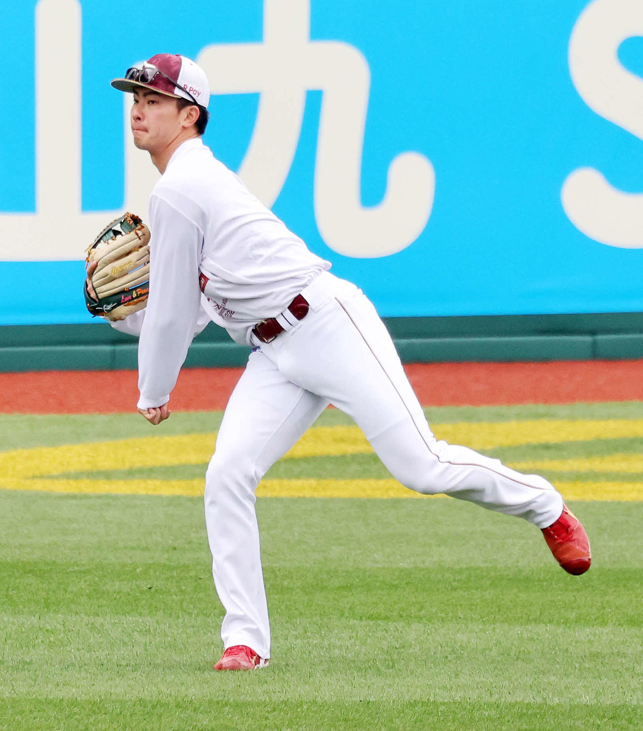 楽天対オリックス　キャッチボールする楽天古謝（撮影・鈴木正人）　
