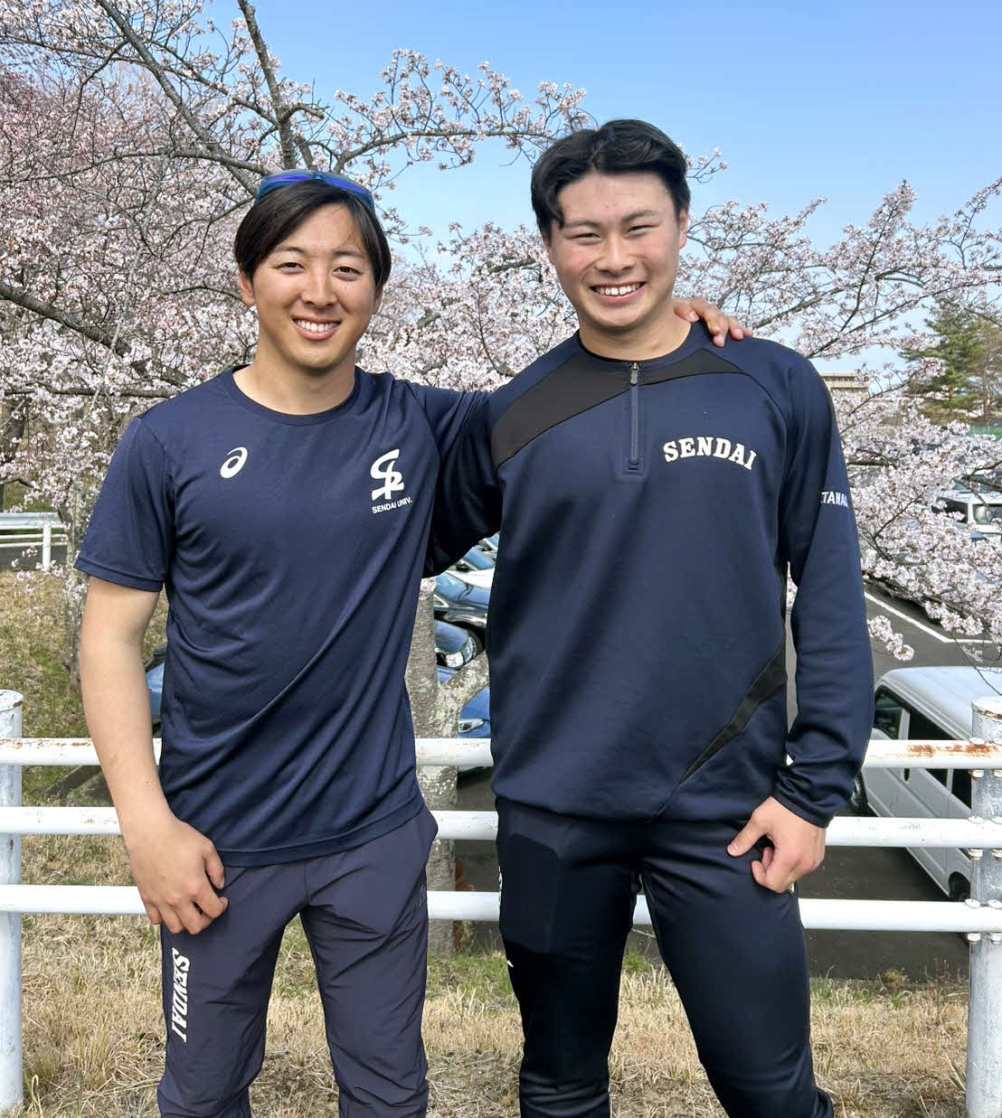 笑顔で肩を組む仙台大の渡辺（左）と田中（撮影・木村有優）