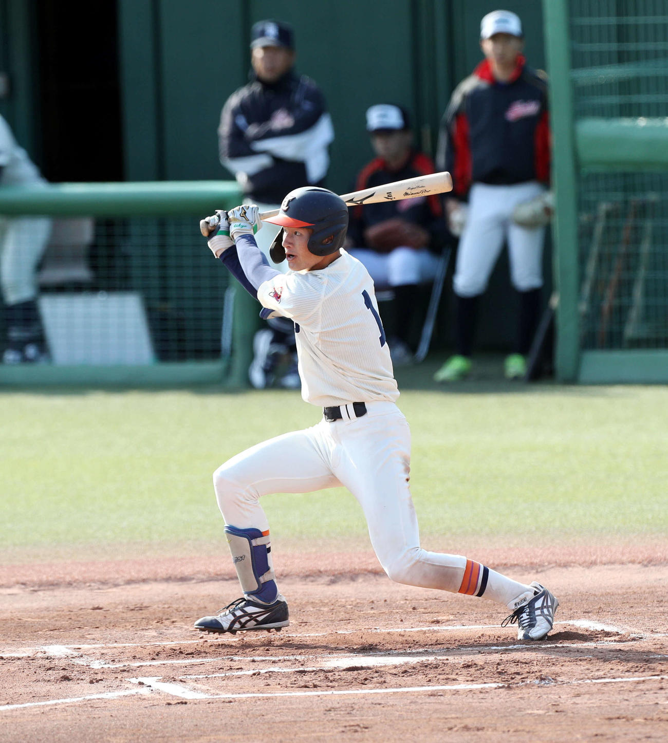 東北工大対東北福祉大　2回東北福祉大無死満塁、先制の2点左前適時打を放つ東北福祉大・新保（撮影・木村有優）