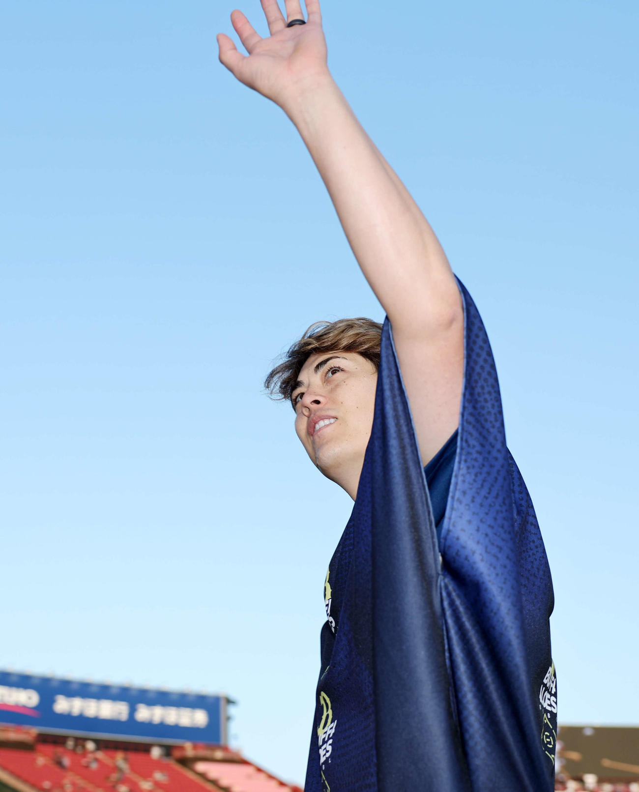 楽天対オリックス　勝利しファンの声援に応えるオリックス九里（撮影・鈴木正人）　