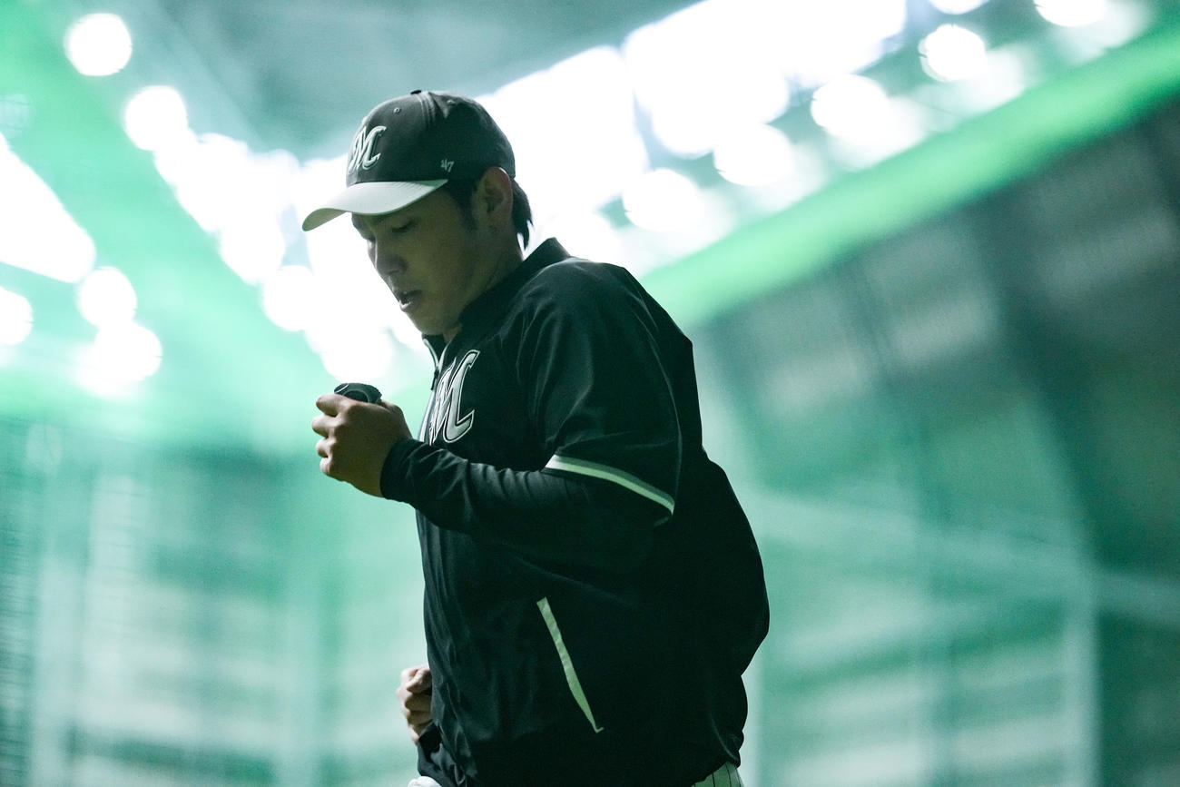 室内練習場で汗を流すロッテ石川柊（撮影・鈴木みどり）