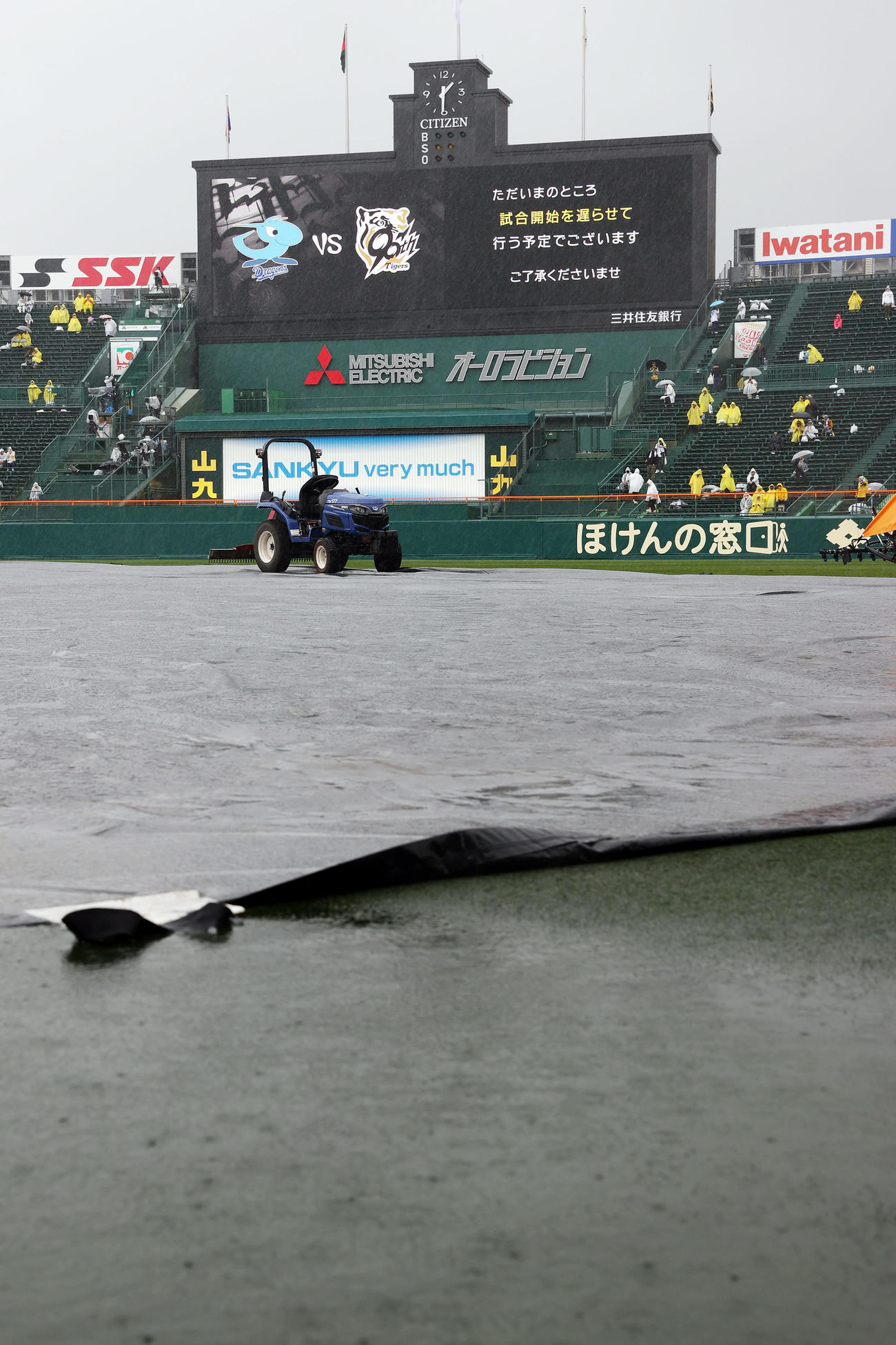 阪神対中日　試合開始を遅らせる案内が表示された甲子園球場の大型ビジョン（撮影・前田充）