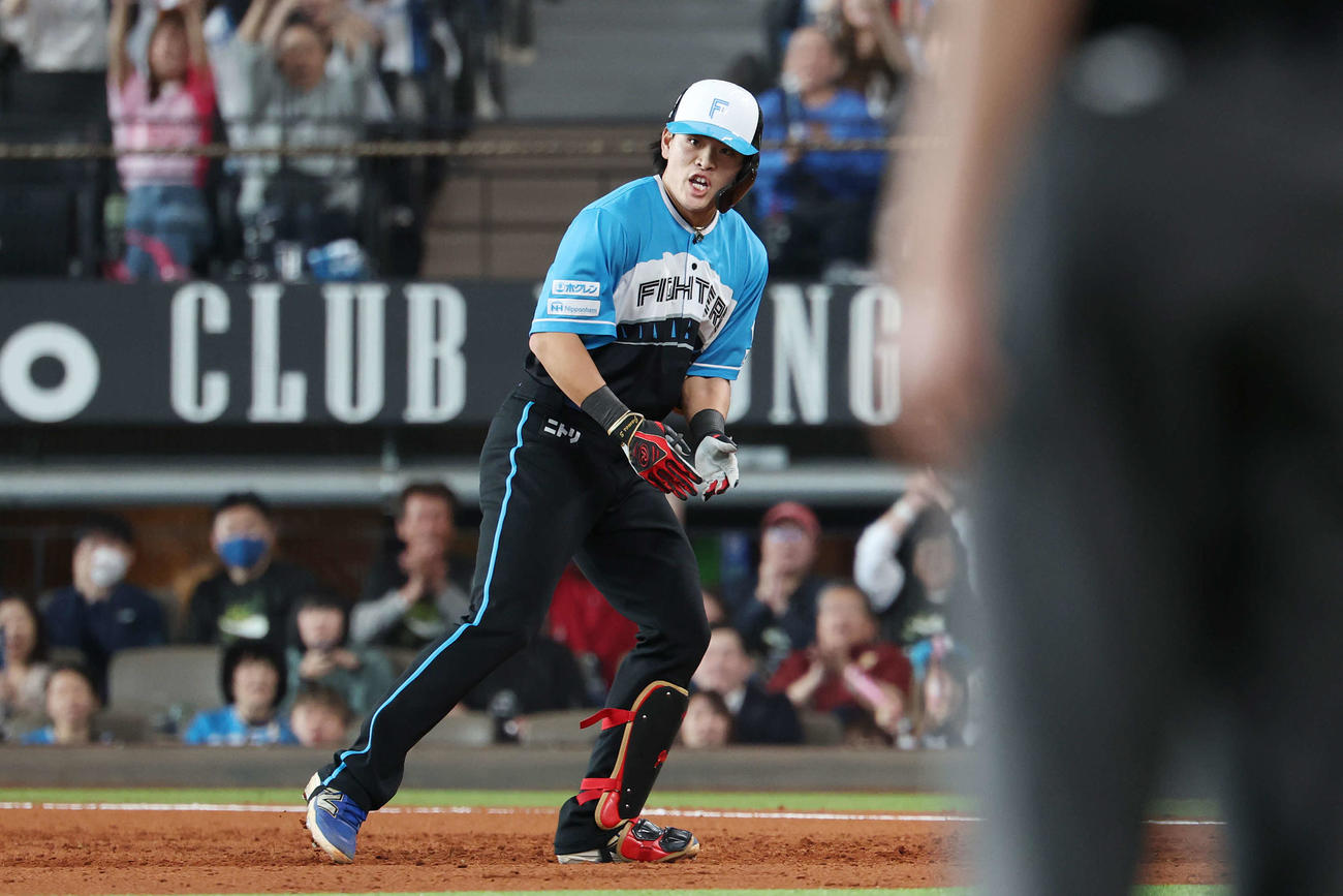 日本ハム対西武　3回裏日本ハム2死一、三塁、右前適時打を放った野村（撮影・宮地輝）