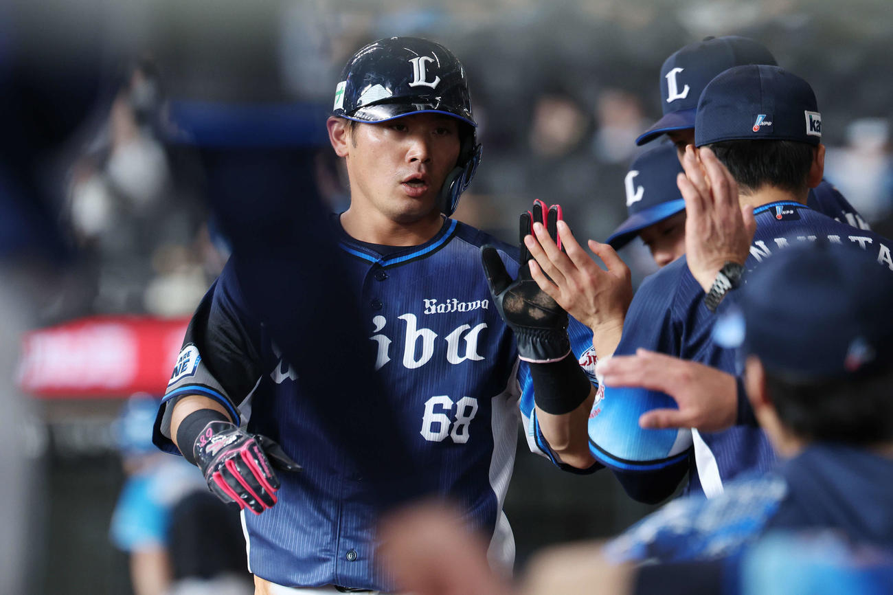 日本ハム対西武　3回表西武2死二塁、ネビンの右前適時打で生還しタッチを交わす岸（撮影・宮地輝）