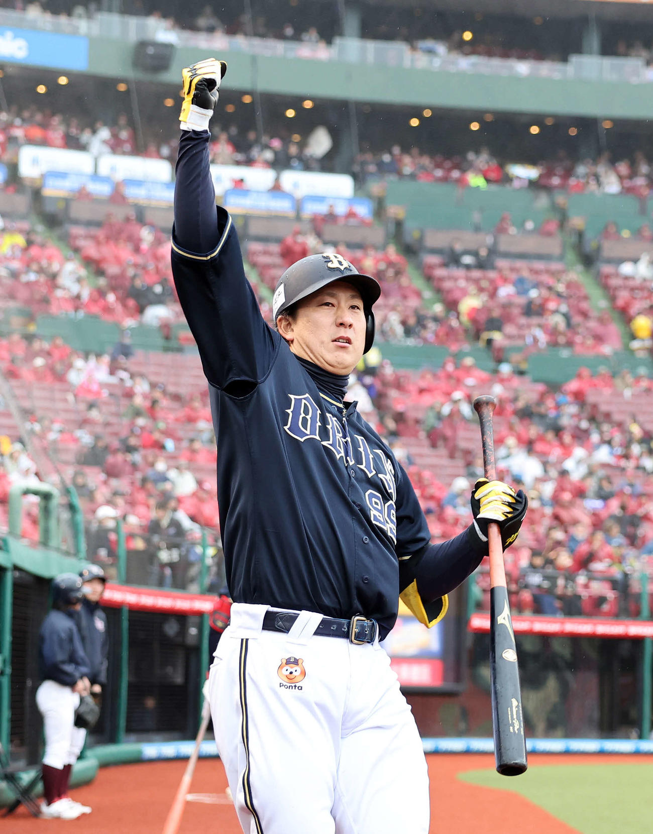 楽天対オリックス　3回表オリックス無死、杉本は左越えソロ本塁打を放ち昇天ポーズを決める（撮影・鈴木正人）　