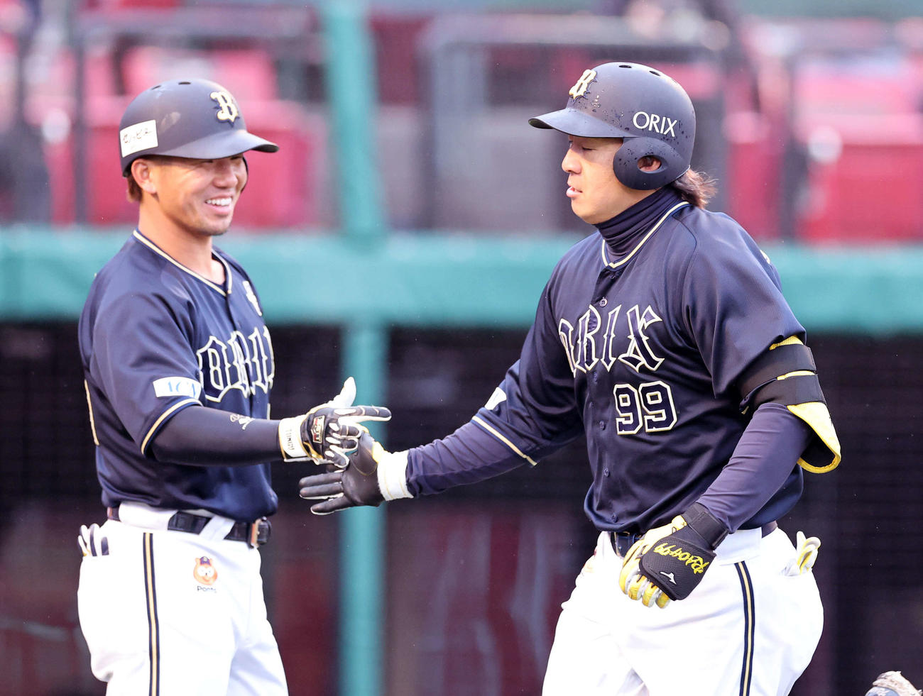 楽天対オリックス　3回表オリックス無死、杉本は左越えソロ本塁打を放ち頓宮とタッチ（撮影・鈴木正人）　