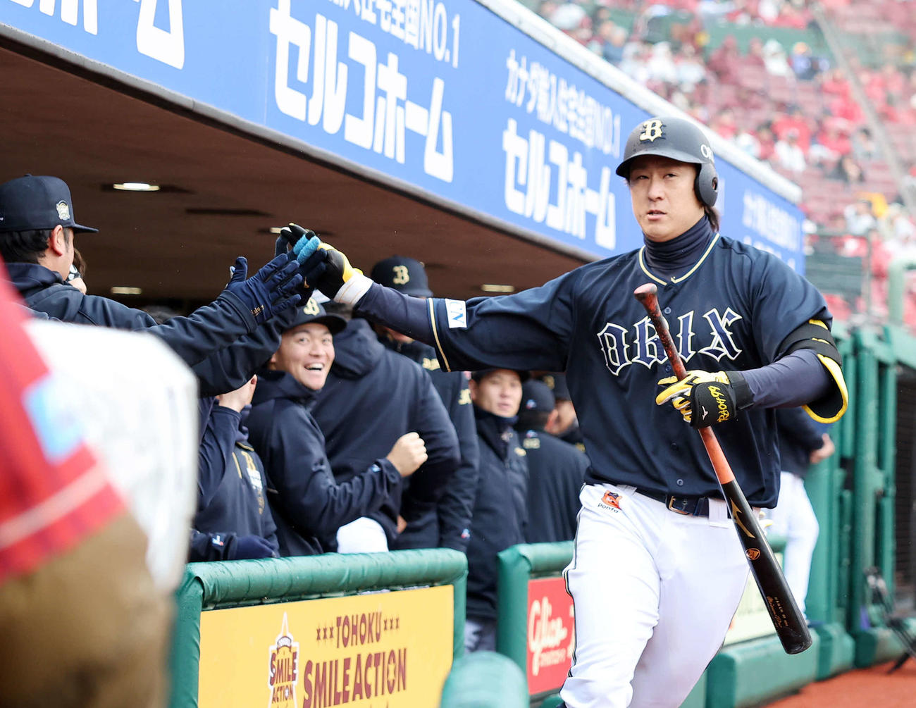 楽天対オリックス　3回表オリックス無死、杉本は左越えソロ本塁打を放ちベンチ前でタッチ（撮影・鈴木正人）　