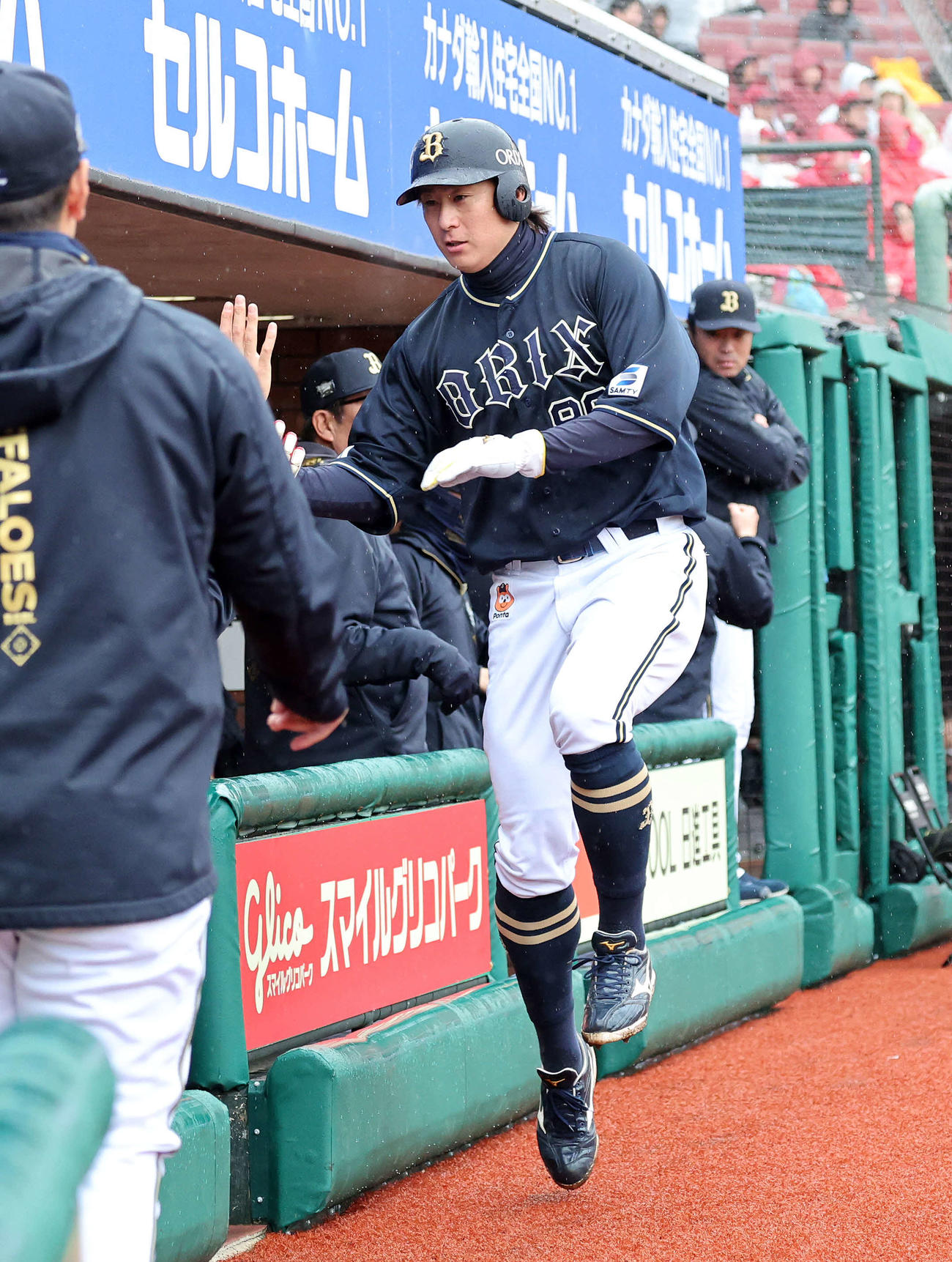 楽天対オリックス　1回表オリックス2死満塁、中川の左前適時打で杉本が生還しベンチ前でタッチ（撮影・鈴木正人）　