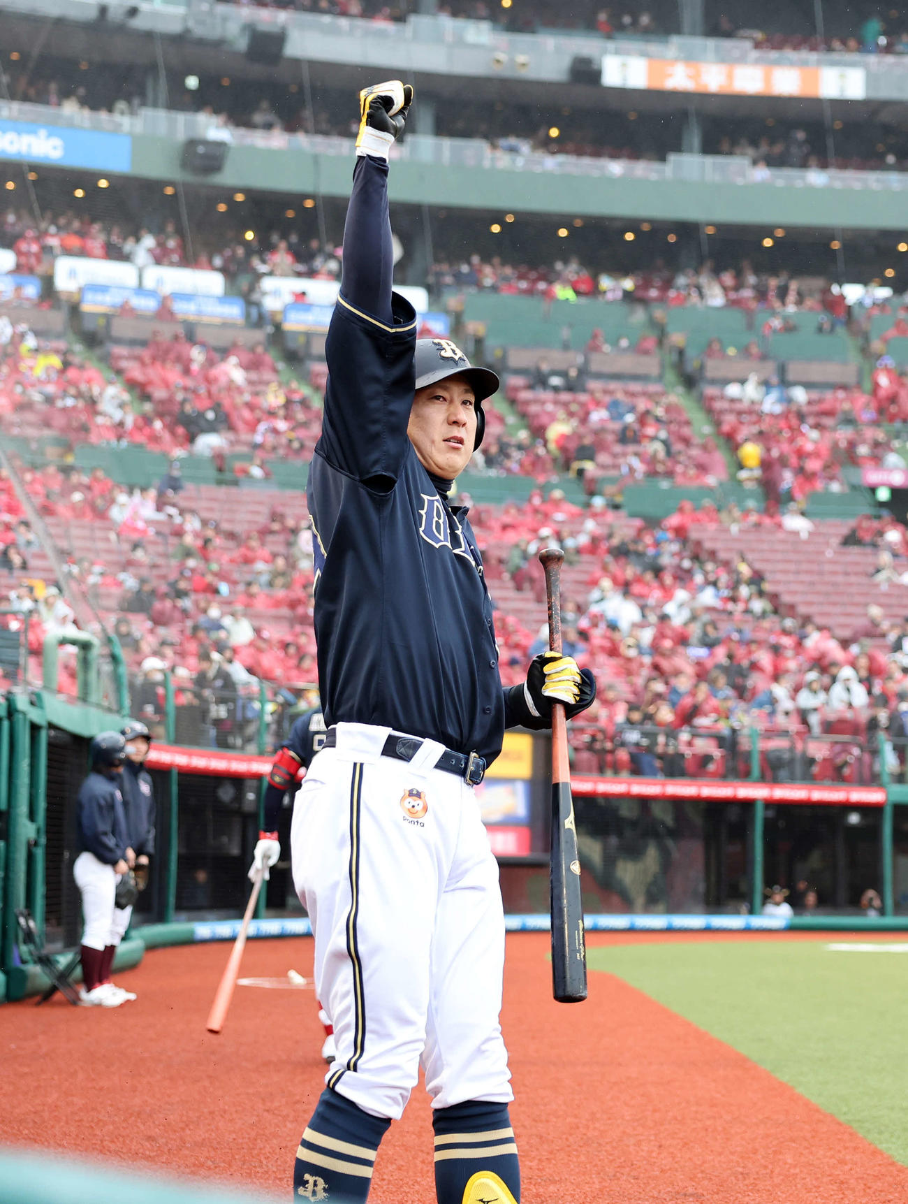 楽天対オリックス　3回表オリックス無死、杉本は左越えソロ本塁打を放ち昇天ポーズを決める（撮影・鈴木正人）　