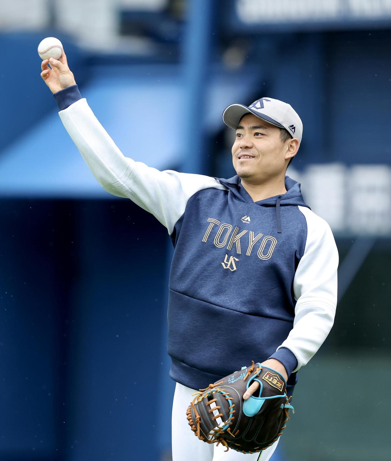 キャッチボールするヤクルト中村悠（撮影・河田真司）