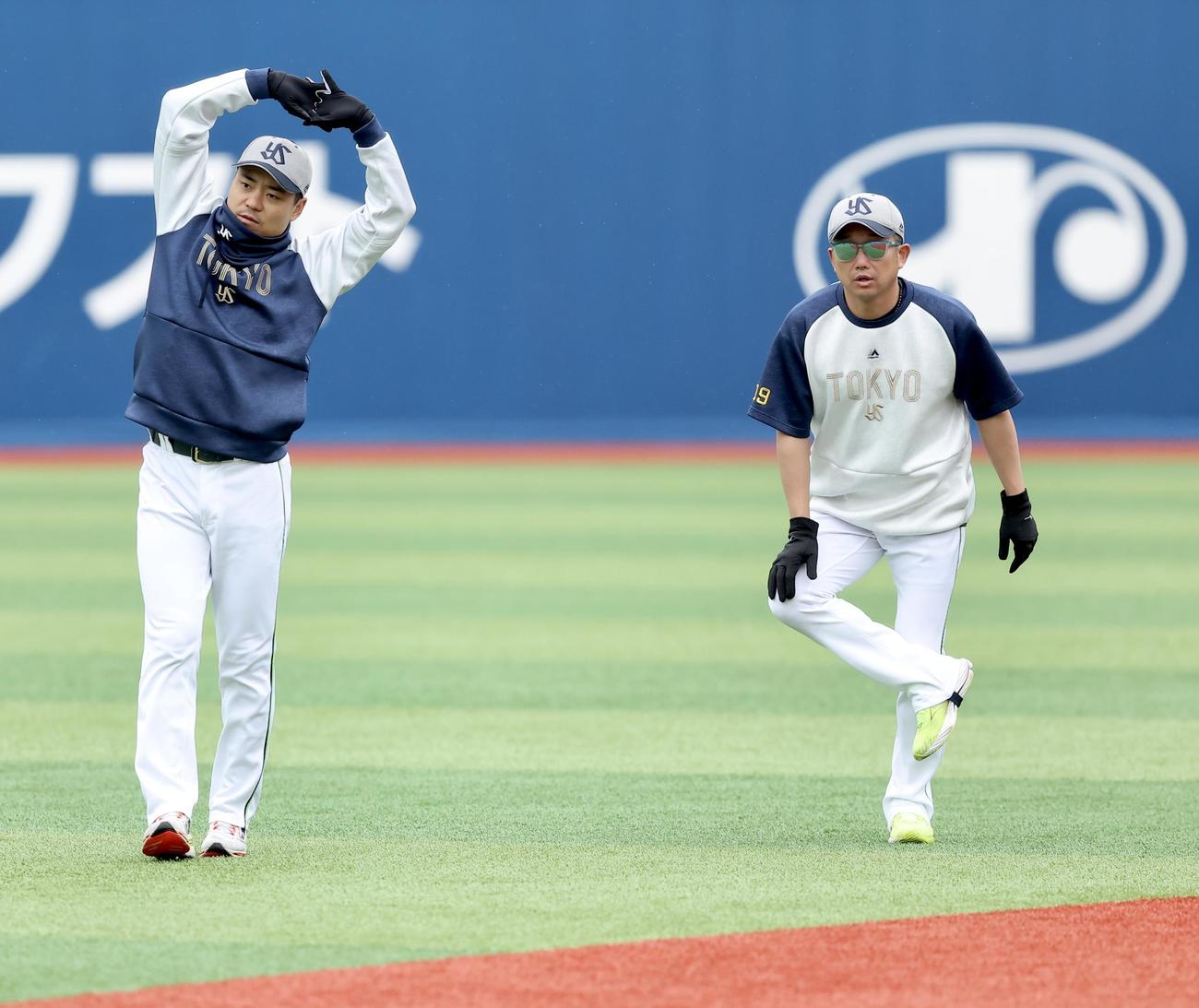 練習に臨むヤクルト中村悠（左）と石川（撮影・河田真司）