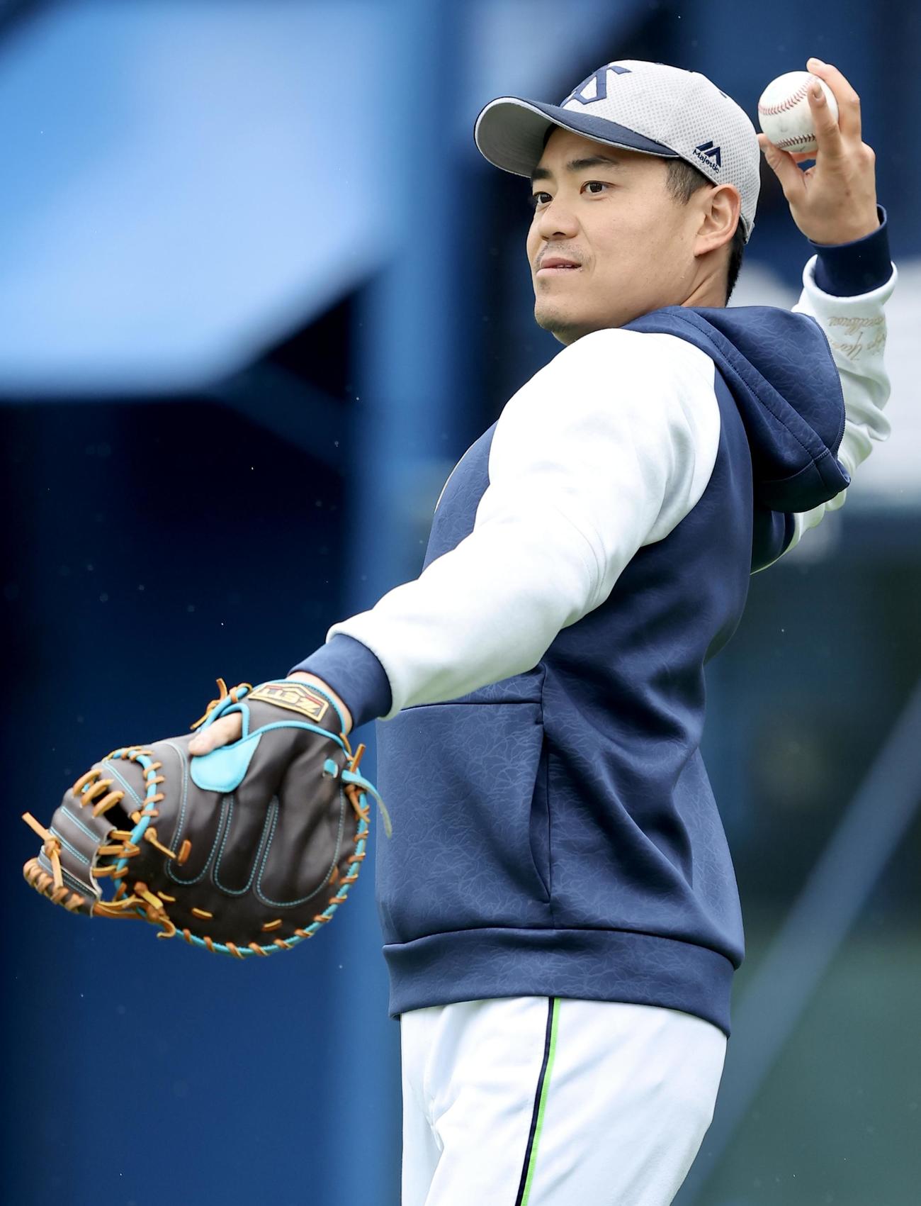 キャッチボールするヤクルト中村悠（撮影・河田真司）