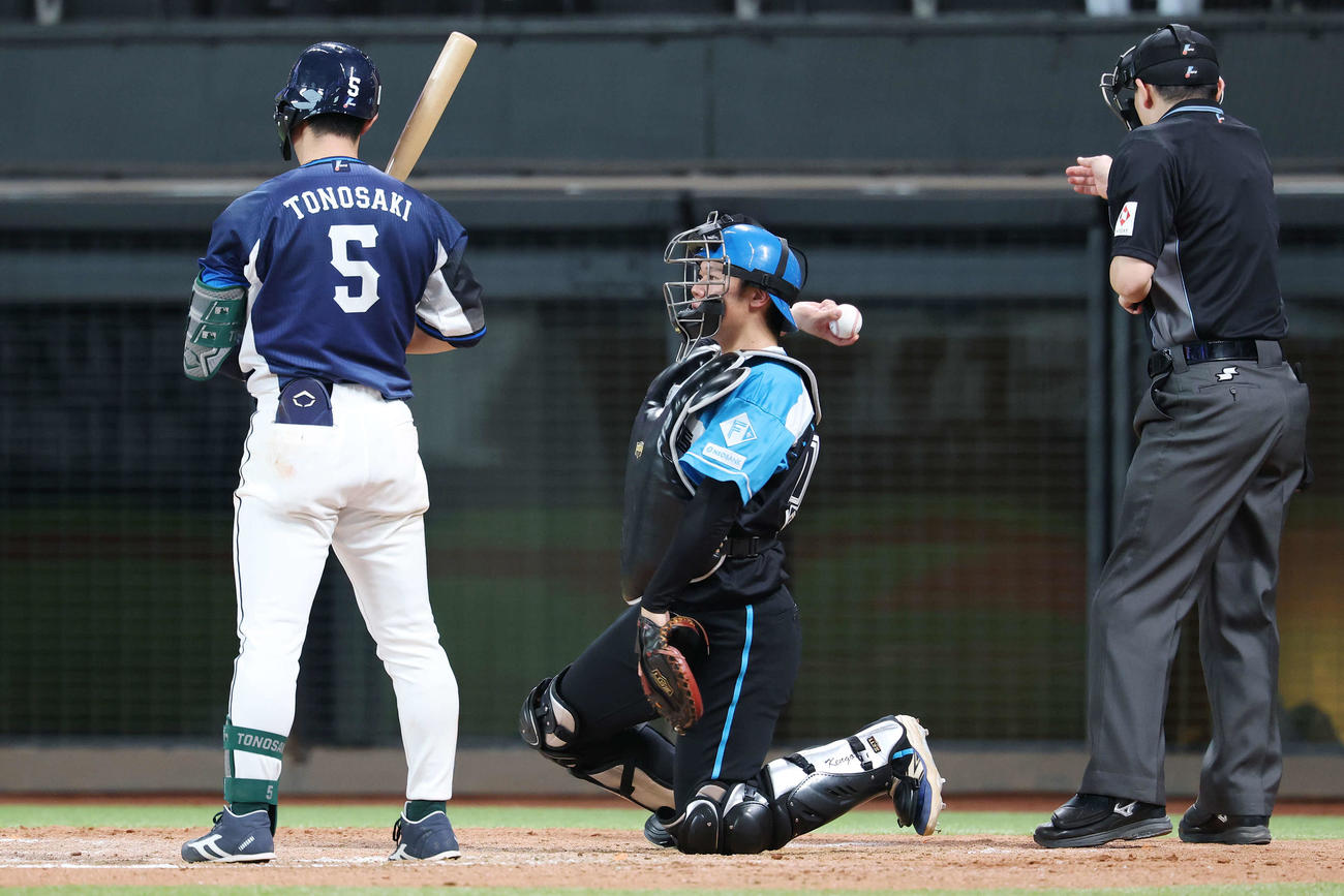 日本ハム対西武　9回表、プロ初マスクを被る吉田捕手（撮影・宮地輝）
