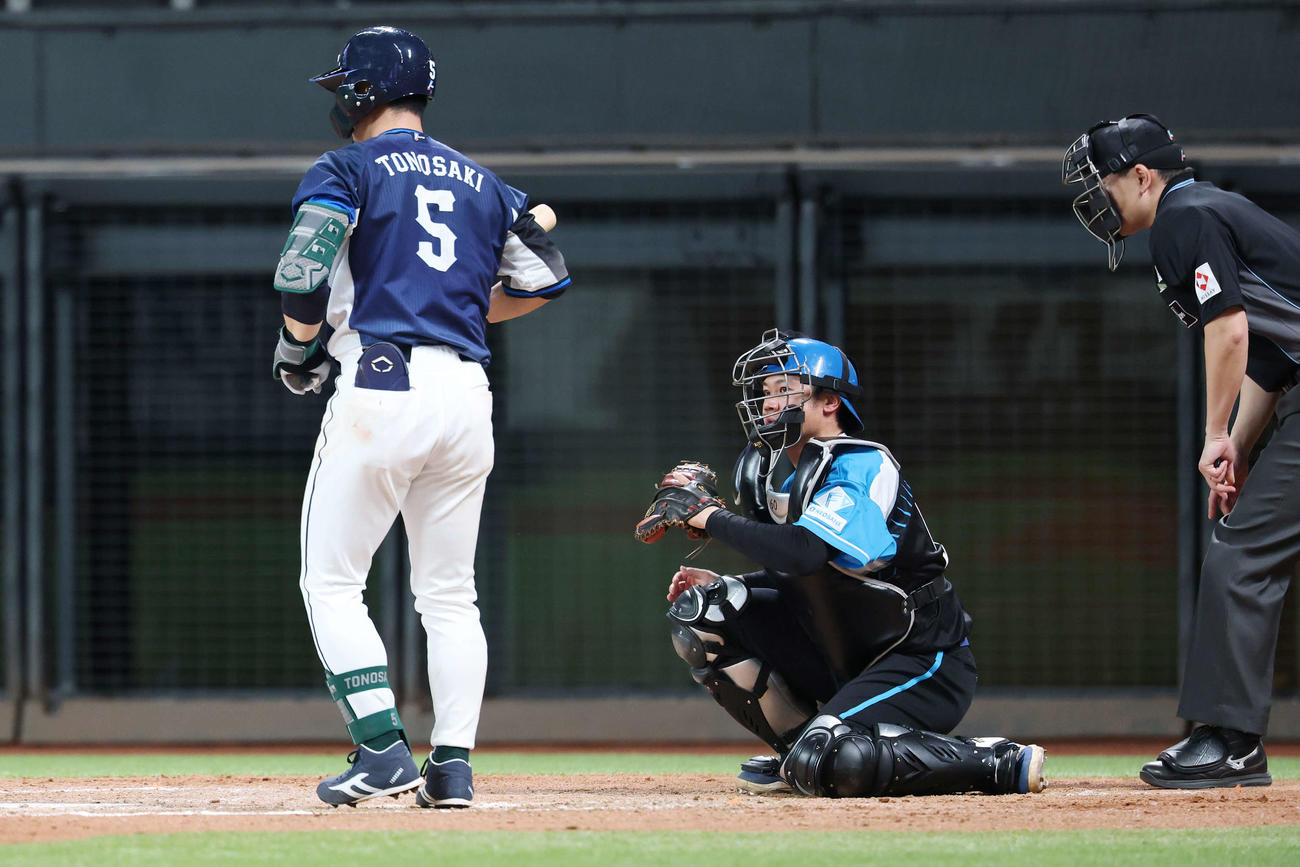 日本ハム対西武　9回表、プロ初マスクを被る吉田捕手（撮影・宮地輝）