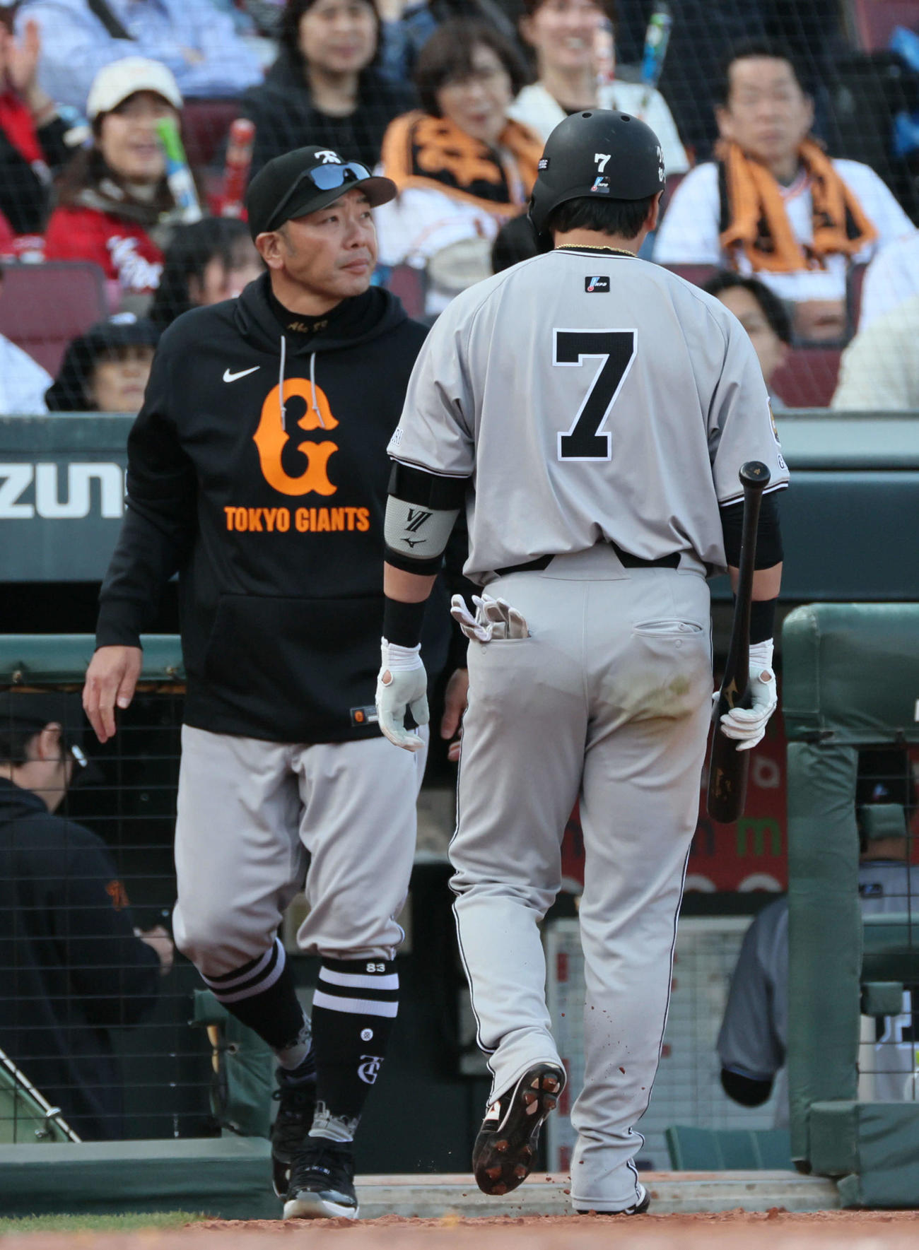 広島対巨人　8回表終了時、交代を告げる阿部監督（左）。右は満塁のチャンスに三振の長野（撮影・加藤孝規）