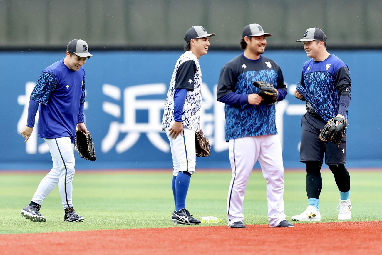 練習に臨むDeNAの、左から佐野、森敬、宮崎、牧（撮影・河田真司）