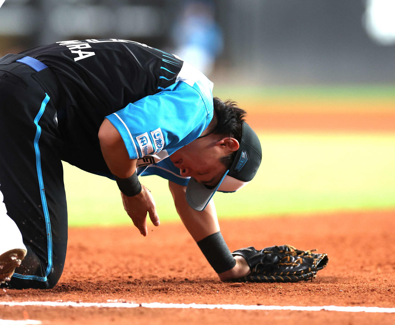 日本ハム対西武　4回表、送球が顔に当たり負傷する野村（撮影・黒川智章）