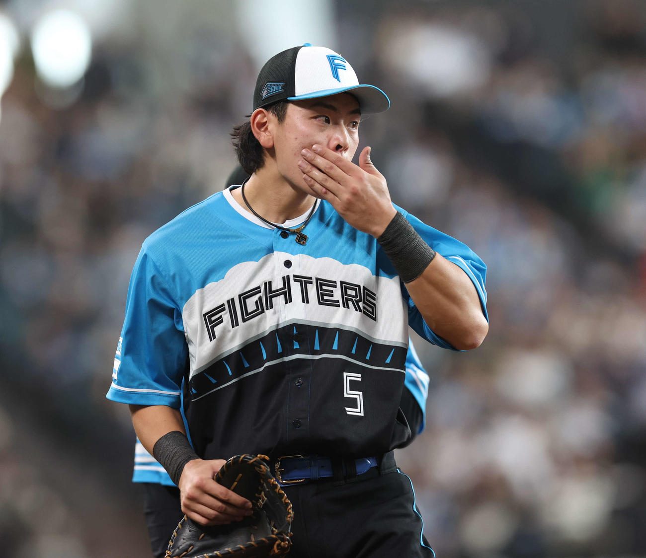 日本ハム対西武　4回表、送球が顔に当たり負傷する野村（撮影・黒川智章）