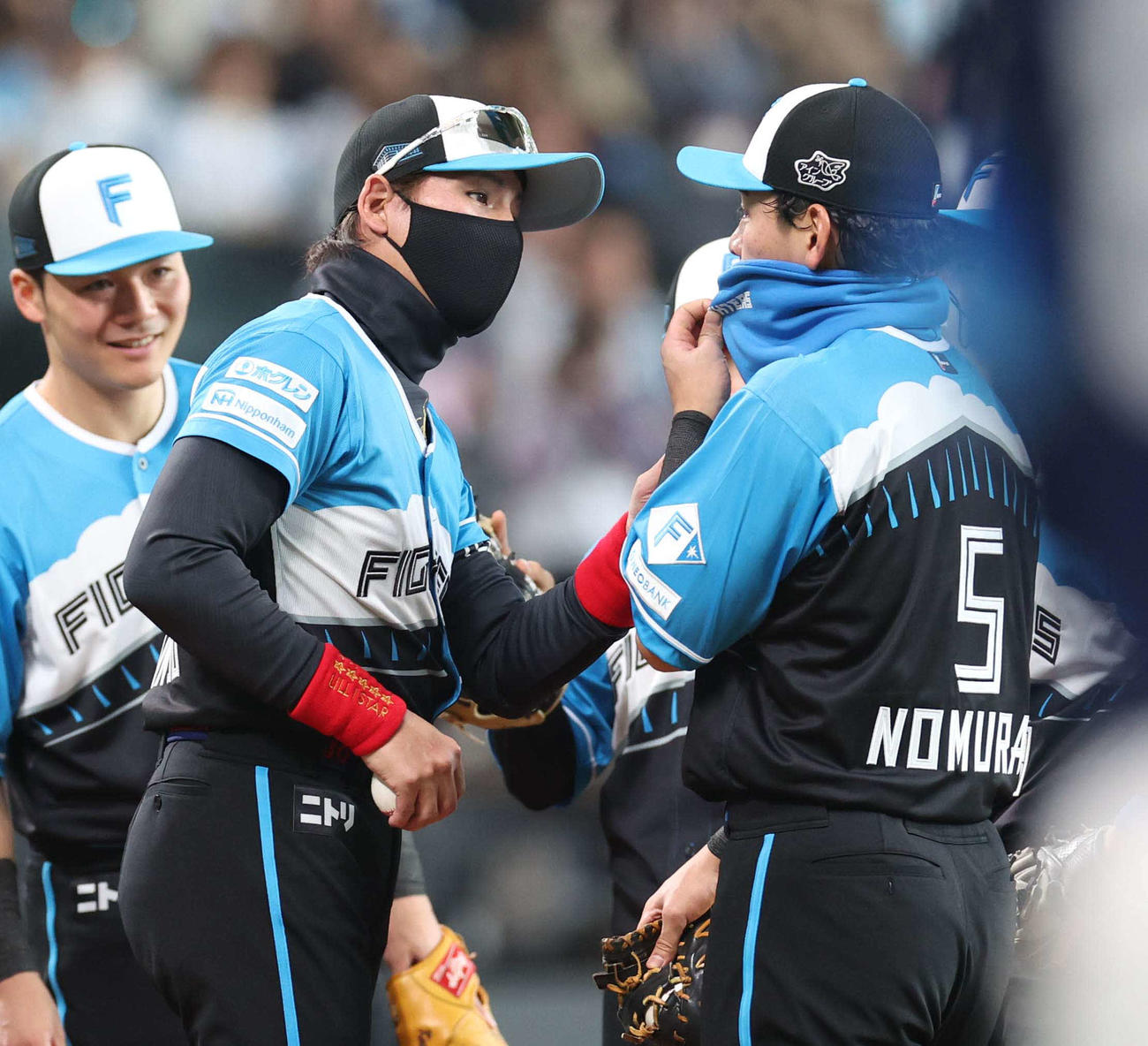 日本ハム対西武　5回表、マウンドで負傷した野村の顔をのぞき込む新庄監督（撮影・黒川智章）