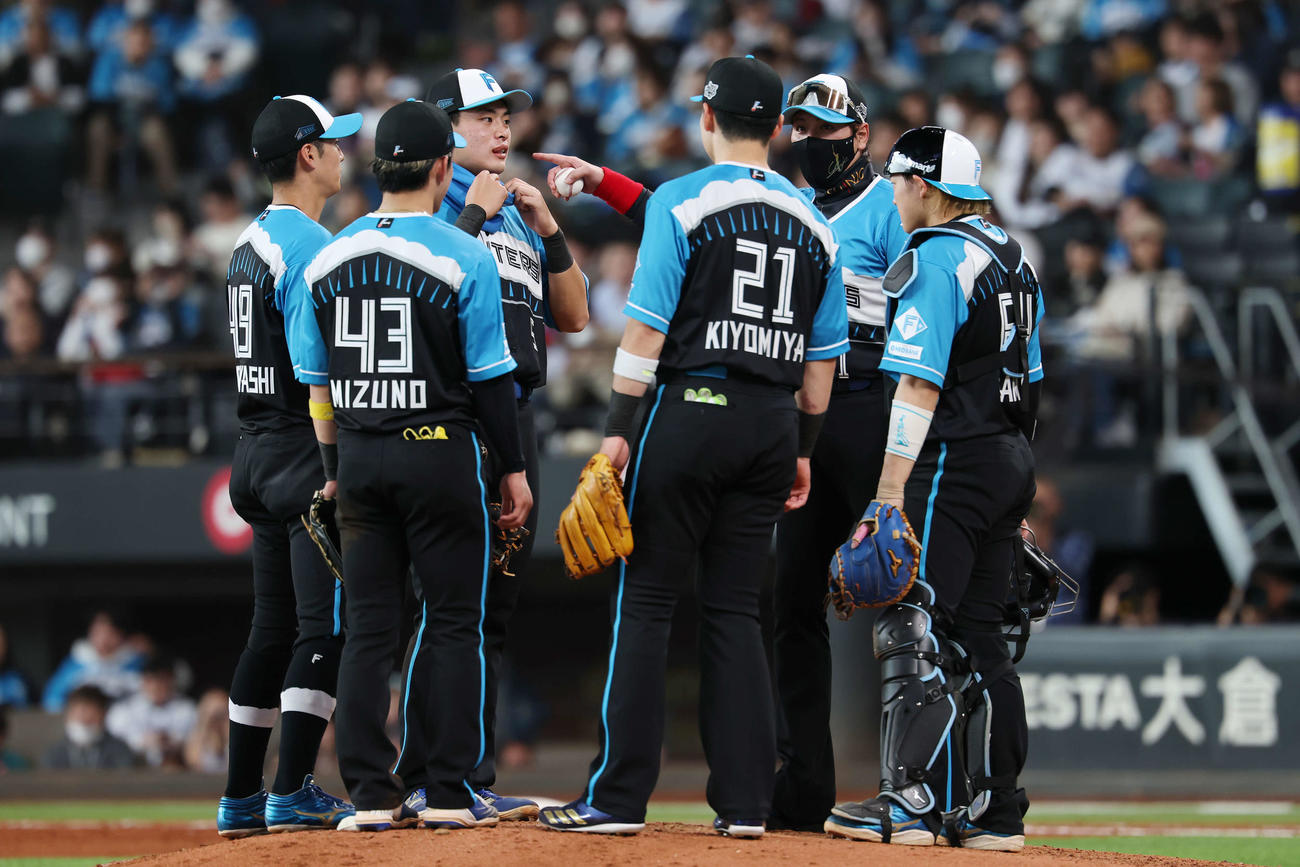 日本ハム対西武　マウンドで日本ハム野村（左から3人目）の唇を指さす新庄監督（同5人目）（撮影・宮地輝）