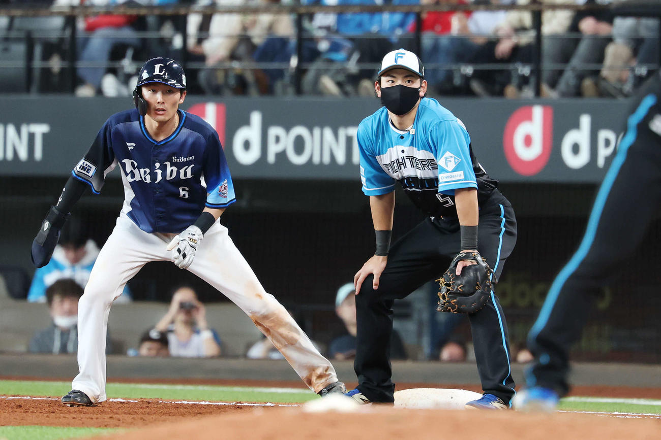日本ハム対西武　マスクを着けてプレーする日本ハム野村。左は西武源田（撮影・宮地輝）