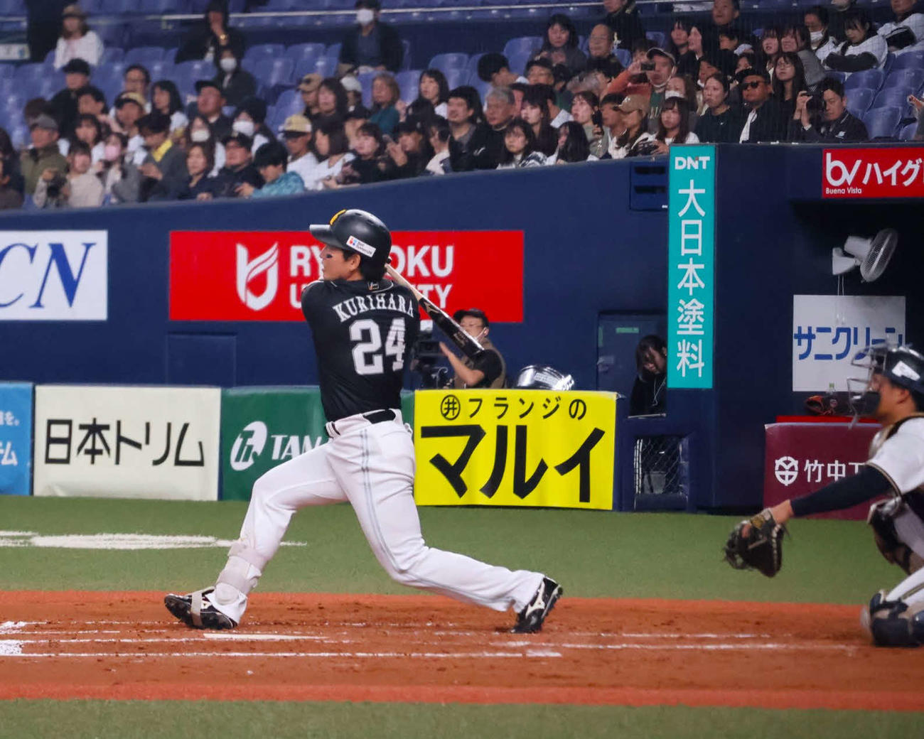 ウエスタン・リーグ　ソフトバンク対オリックス　3回表1死バックスクリーンへのソロ本塁打を放った、ソフトバンク栗原（撮影・中島麗）