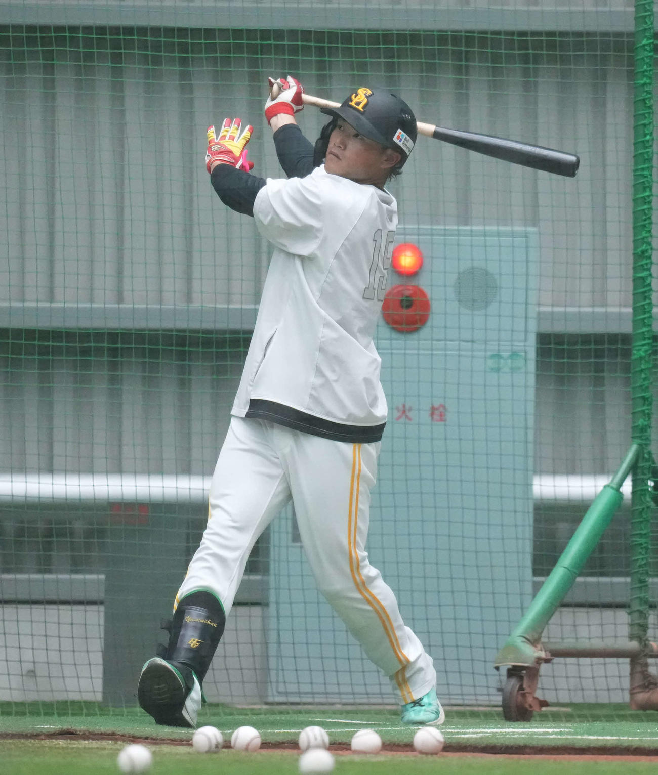 室内練習場で打撃練習するソフトバンク山本（撮影・鈴木みどり）