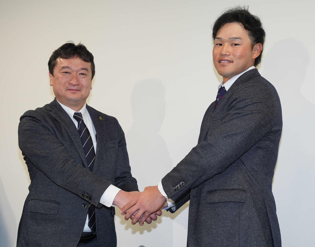 4月12日、支配下登録となり会見で三笠GM（左）と握手するソフトバンク山本恵大