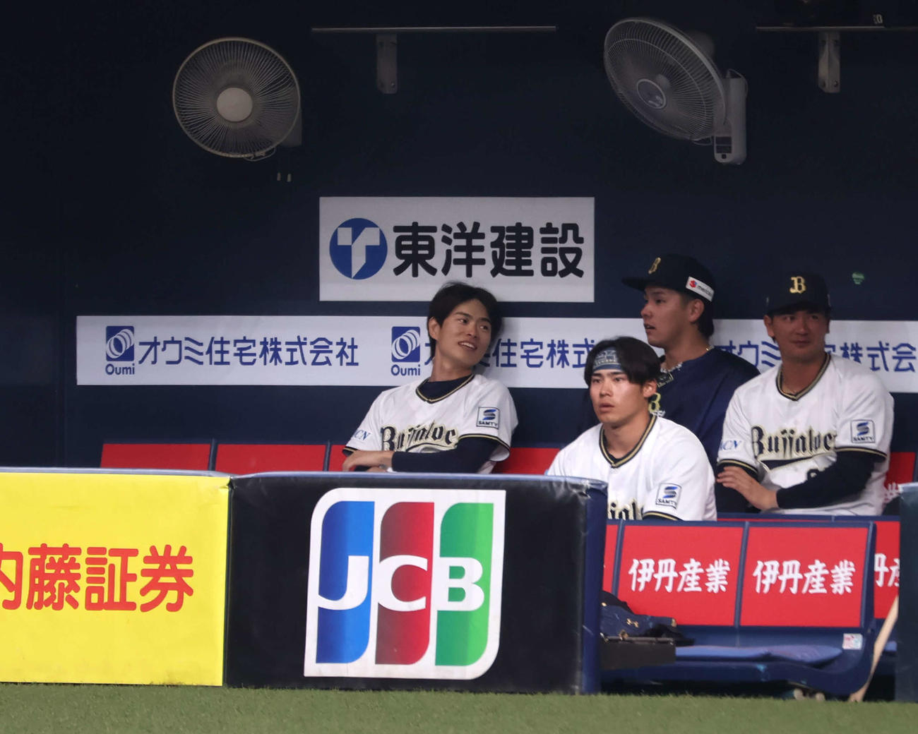 ウエスタン・リーグ　ソフトバンク対オリックス　降板後、ベンチでオリックス育成芦田と談笑する山岡（写真中央）（撮影・中島麗）