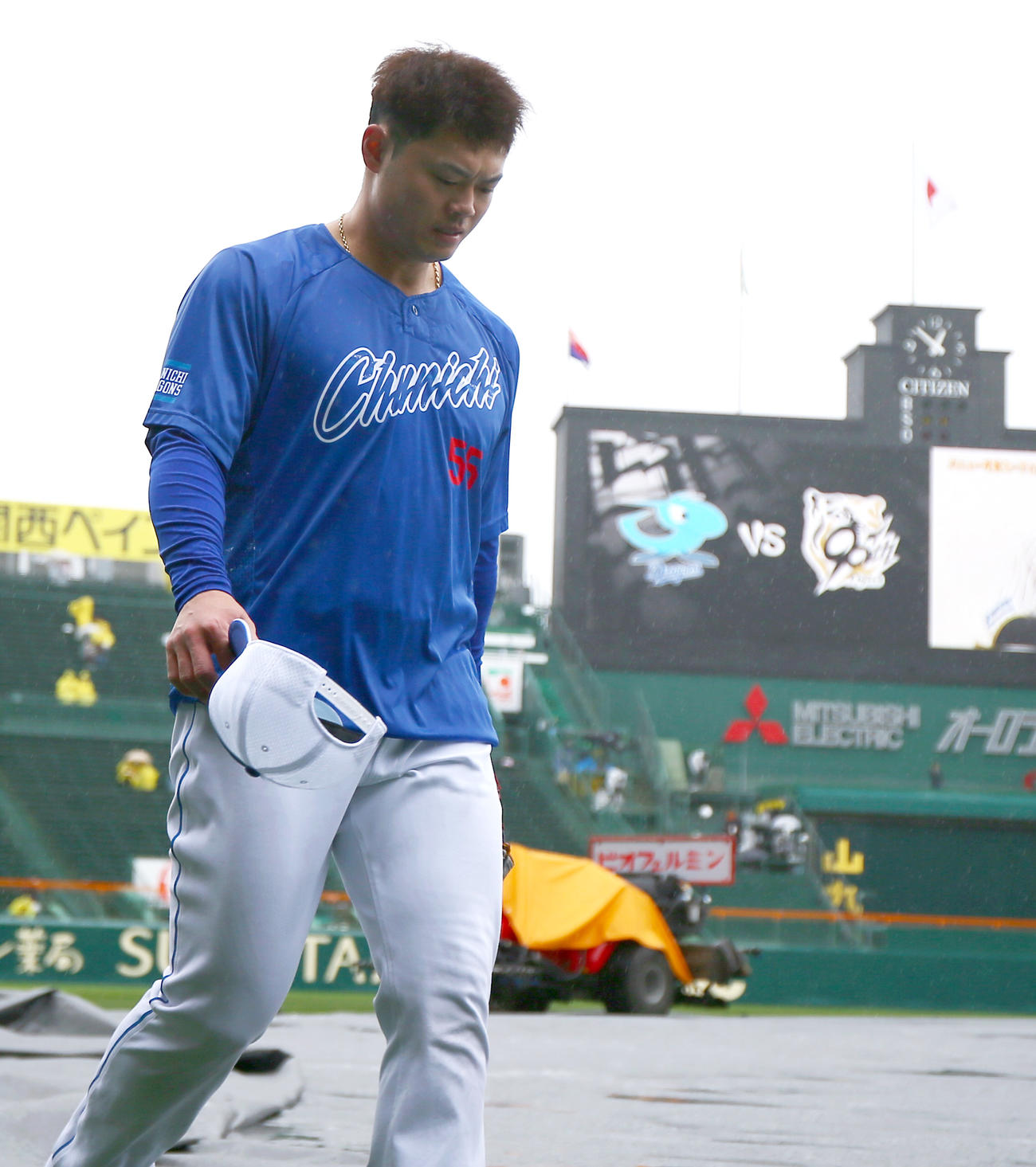 阪神対中日　試合前の練習で雨の中、ノックを受けグラウンドを移動する中日細川（撮影・上山淳一）