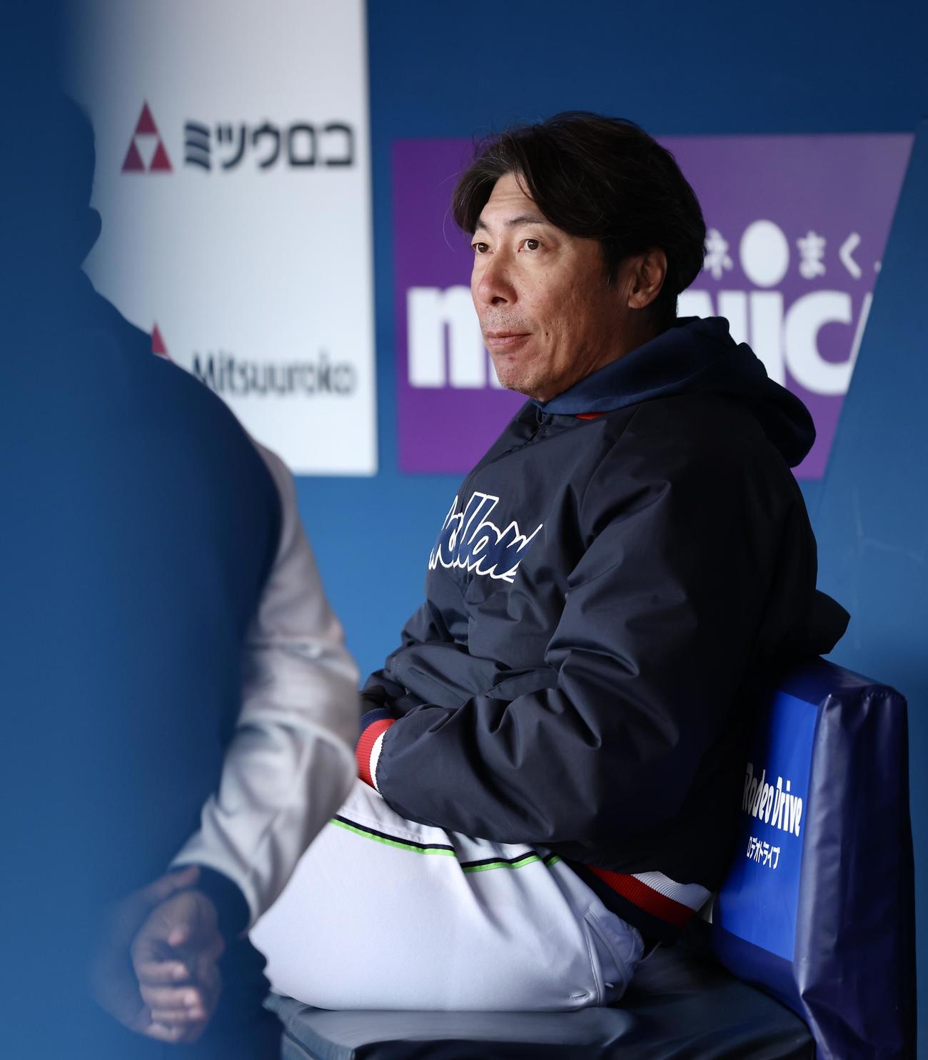 練習を見守るヤクルト高津監督（撮影・河田真司）