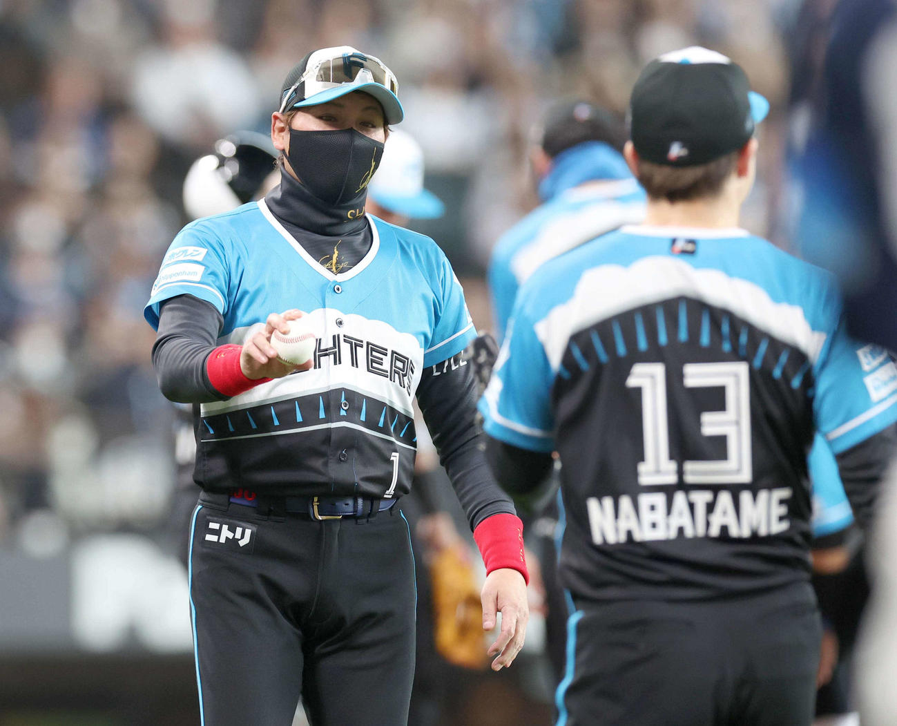 日本ハム対西武　5回表、3番手登板の生田目にボールを渡す新庄監督（撮影・黒川智章）