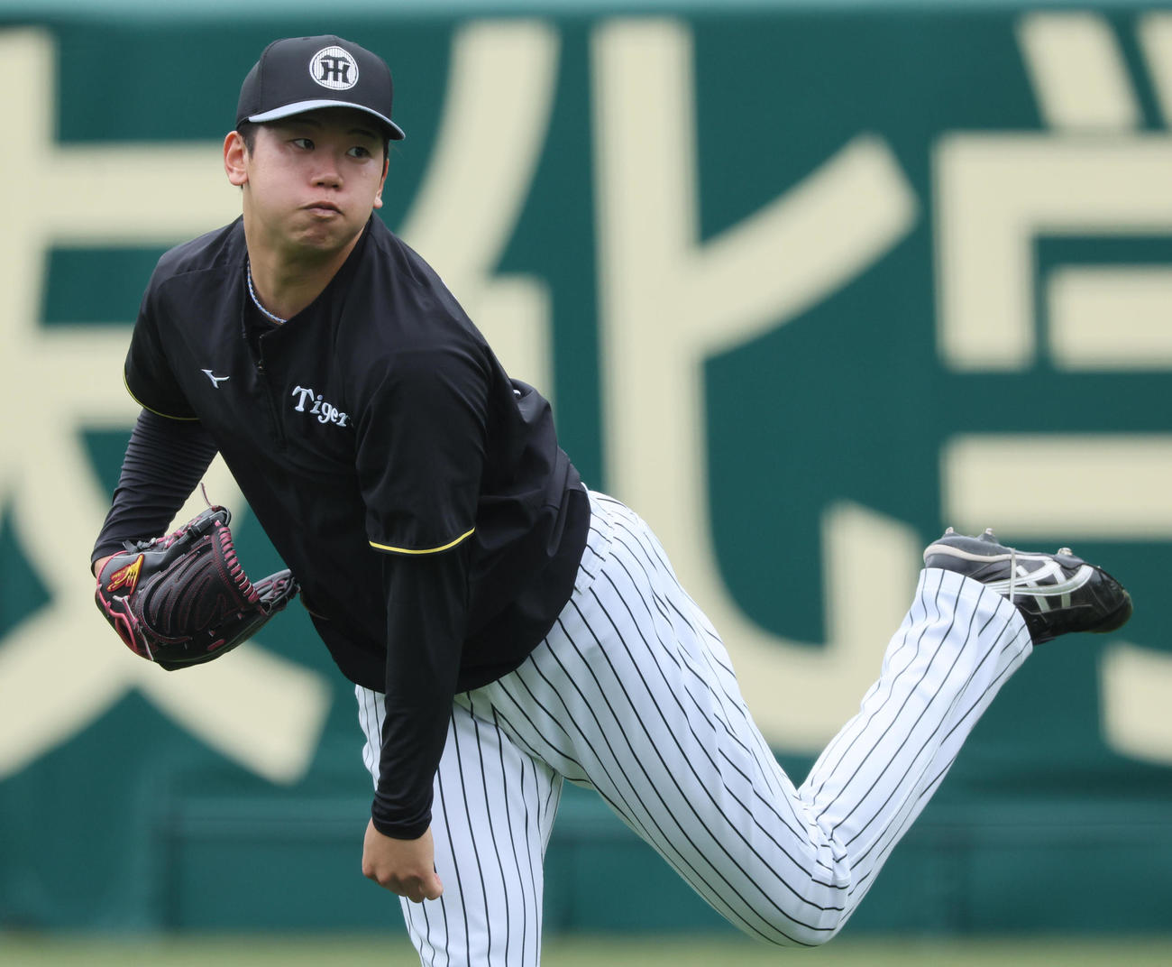 阪神対中日　外野でキャッチボールを行う阪神門別（撮影・宮崎幸一）